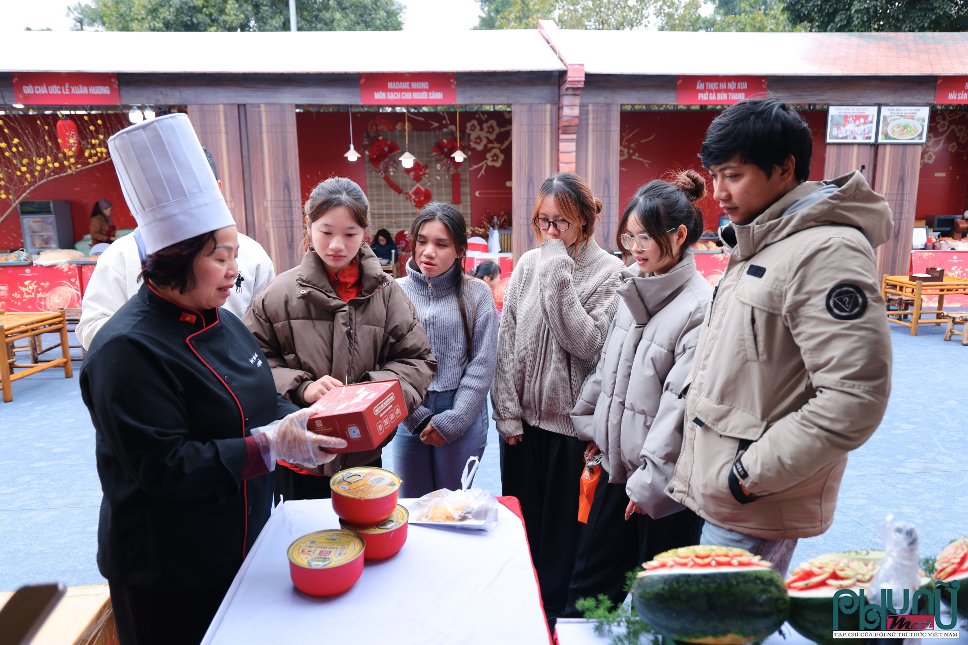 Các bạn trẻ quan tâm các sản phẩm mới được giới thiệu lần đầu tại gian hàng của nghệ nhân Lê thị Thiết.