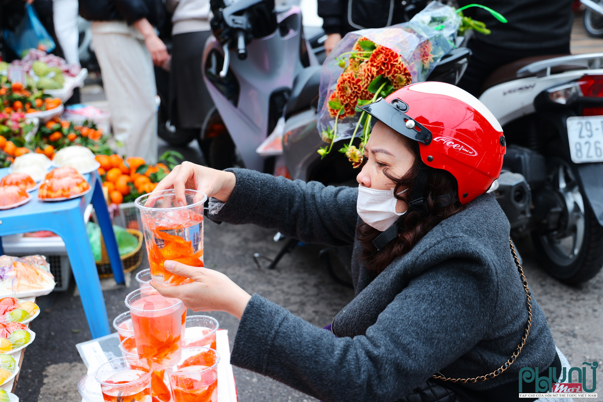 Trước ngày 23 tháng Chạp vài hôm, thị trường đồ cúng ghi nhận nhu cầu tăng rõ rệt. Tại các chợ truyền thống, cá chép sống được bày bán dày đặc, cùng hoa tươi, trái cây, trầu cau, hương nến, vàng mã. Nhiều siêu thị, cửa hàng tiện lợi cũng dành riêng khu vực cho đồ lễ, phục vụ nhu cầu của người dân đô thị.