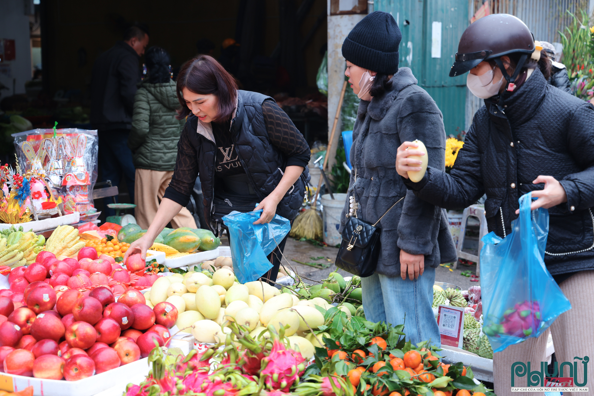 Theo ghi nhận, giá cả các mặt hàng nhìn chung ổn định, nguồn cung dồi dào. Cá chép – lễ vật không thể thiếu trong nghi thức tiễn Táo quân được bán theo cặp hoặc theo cân, phù hợp với nhu cầu và điều kiện kinh tế của từng gia đình. Bên cạnh đó, nhiều nơi xuất hiện các dịch vụ mâm cúng trọn gói, giúp những gia đình bận rộn tiết kiệm thời gian nhưng vẫn giữ được nghi thức truyền thống.