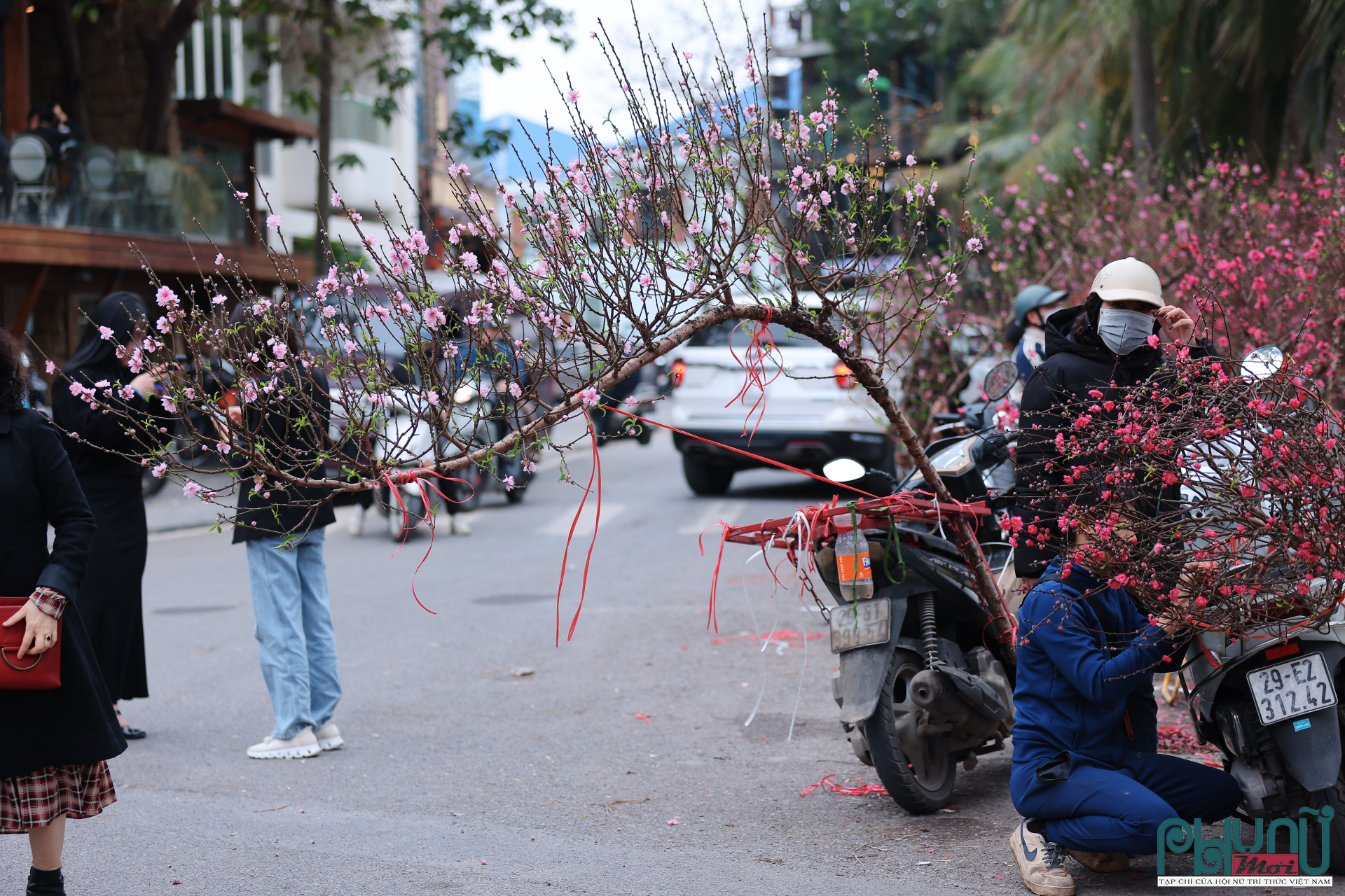 Lác đác có vị khách chốt mua cành đào ưng ý