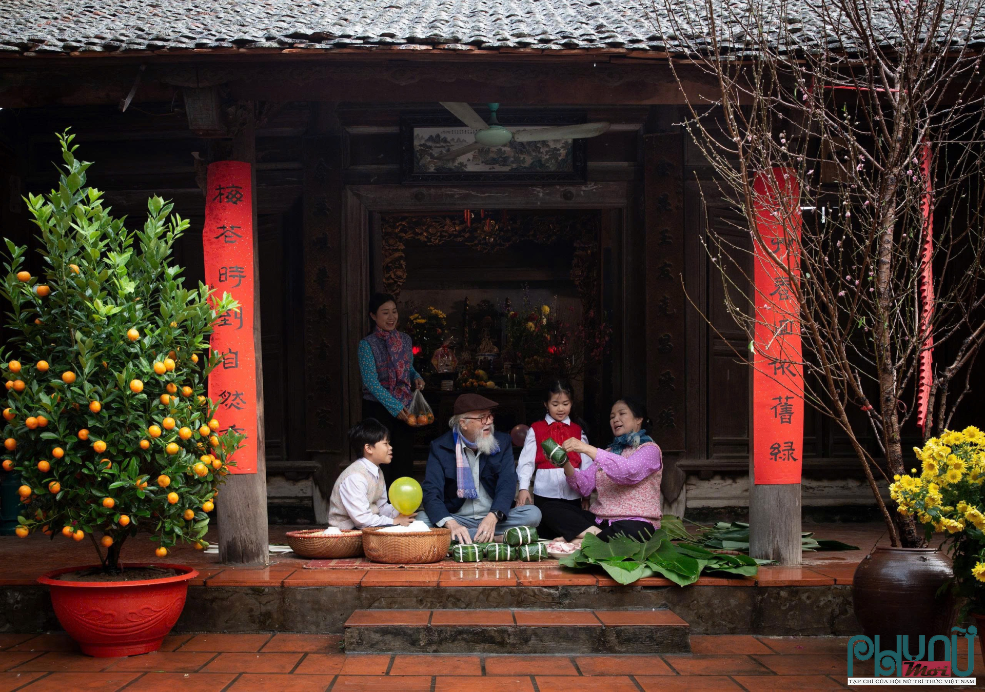 Khoảnh khắc cả nhà cùng nhau gói bánh chưng thắt chặt tình thân trong mỗi gia đình