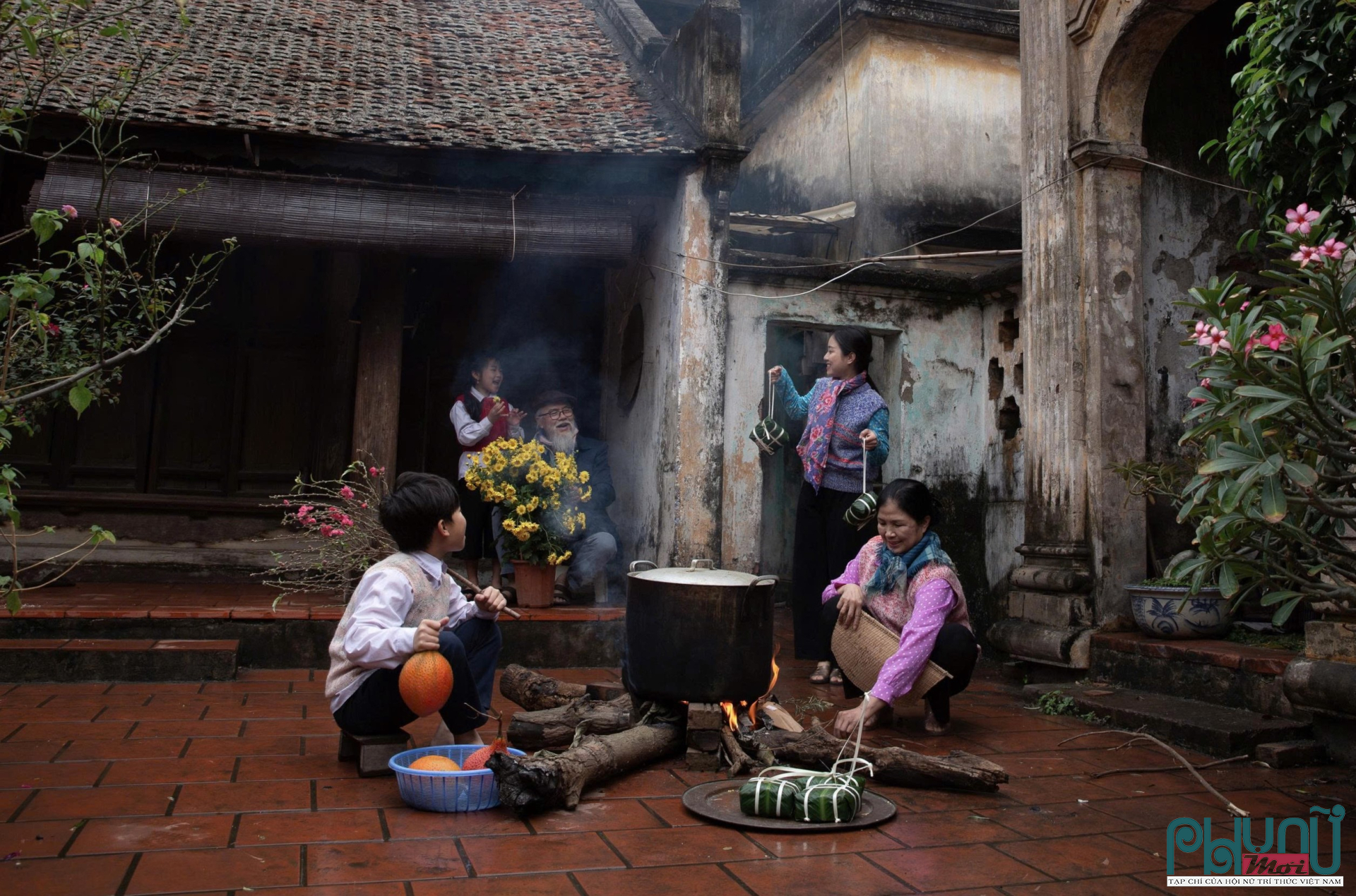 Bên nồi bánh chưng đỏ lửa, tình thân được nuôi dưỡng qua từng câu chuyện và tiếng cười.