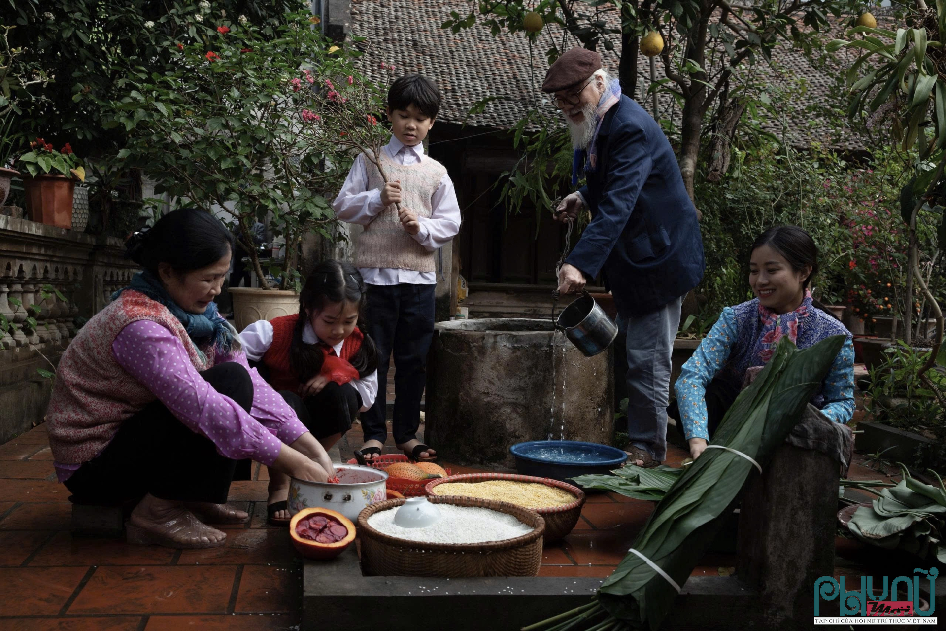Đó là một phần ký ức chung của nhiều thế hệ. Trẻ nhỏ háo hức được thức khuya trông bếp, người lớn tất bật rửa lá dong, vo nếp, đãi đỗ, ướp thịt.