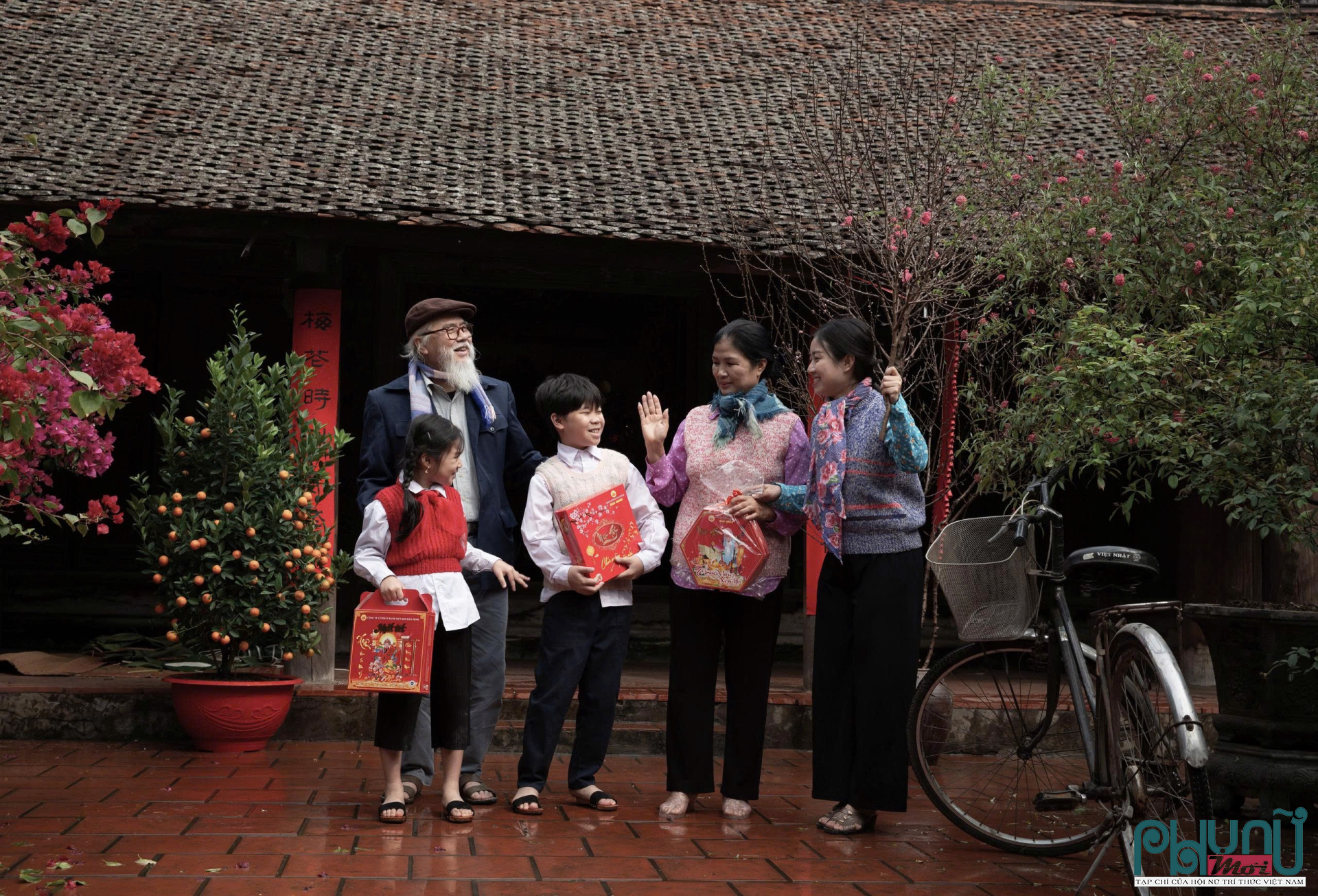 Cả gia đình sum họp, trao nhau phong bao mừng tuổi cùng những lời chúc bình an, may mắn trong khoảnh khắc năm mới vừa gõ cửa.