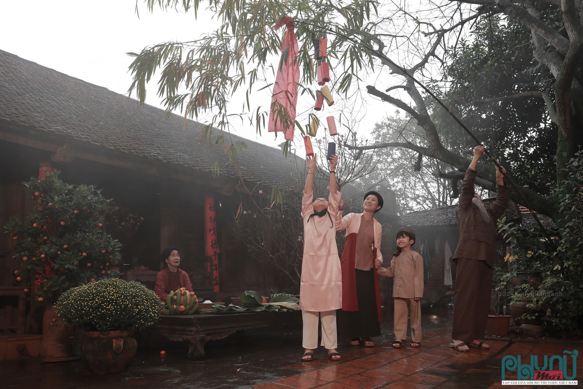 Cả nhà cùng nhau dọn dẹp, trang trí nhà cửa, treo câu đối đỏ và dựng cây nêu trước sân. Không khí chuẩn bị Tết vì thế trải dài từ căn bếp ra hiên nhà, từ mâm cỗ đến khoảng trời trước ngõ