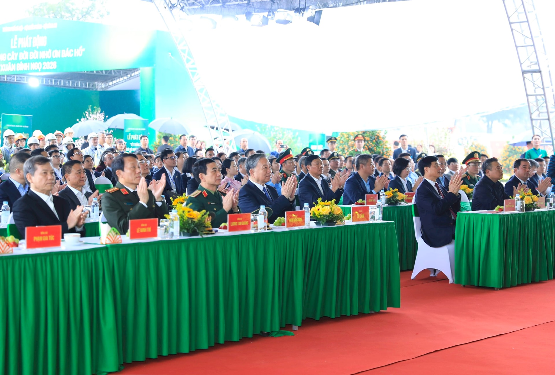 Buổi lễ có sự tham dự của Tô Lâm, cùng nhiều đồng chí lãnh đạo Đảng, Nhà nước, Quốc hội, Chính phủ, Quân đội, Công an và TP Hà Nội. Ảnh: Qung Thái