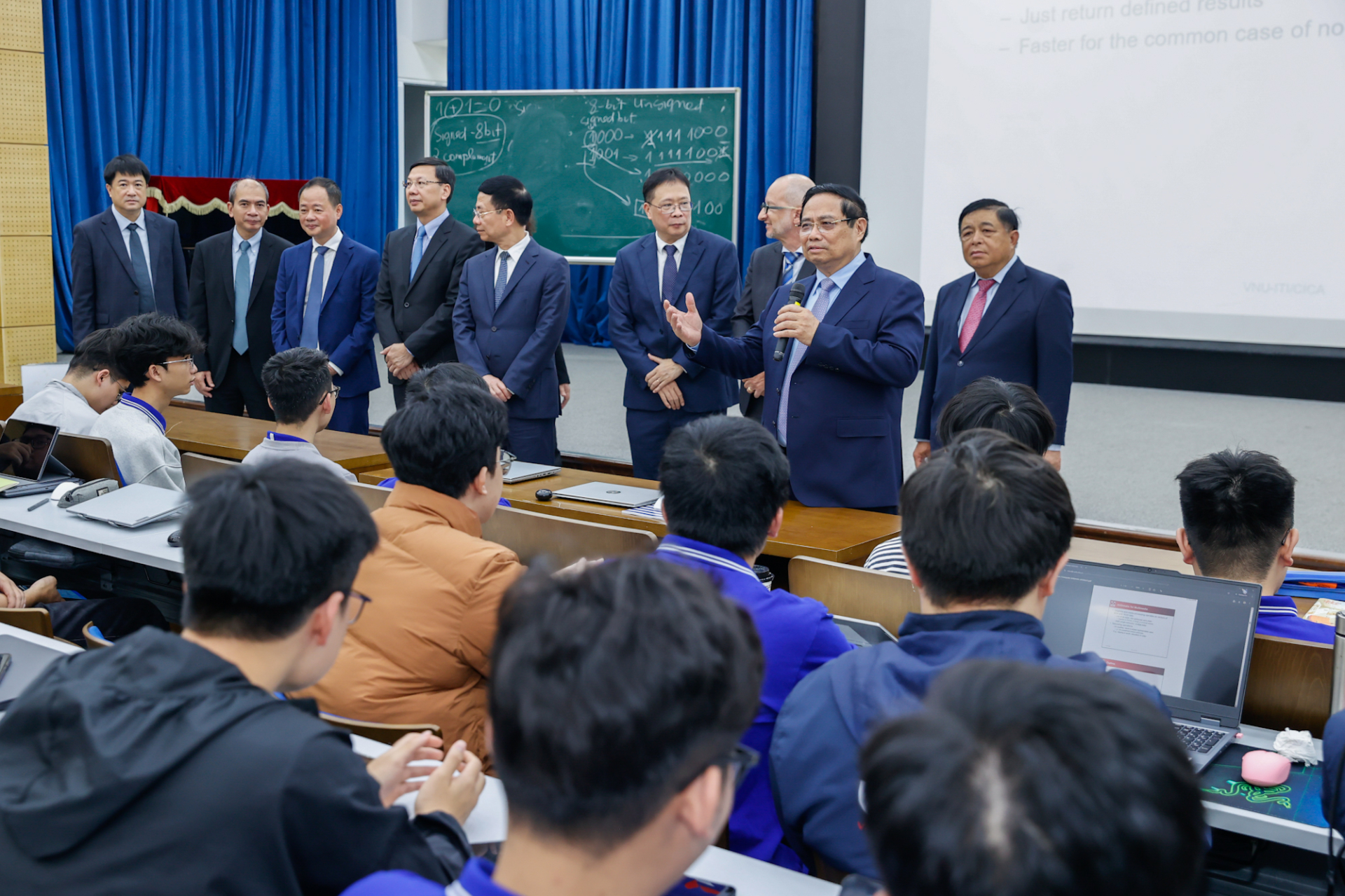 Thủ tướng nói chuyện với các sinh viên Đại học Công nghệ Hà Nội. Ảnh: VGP