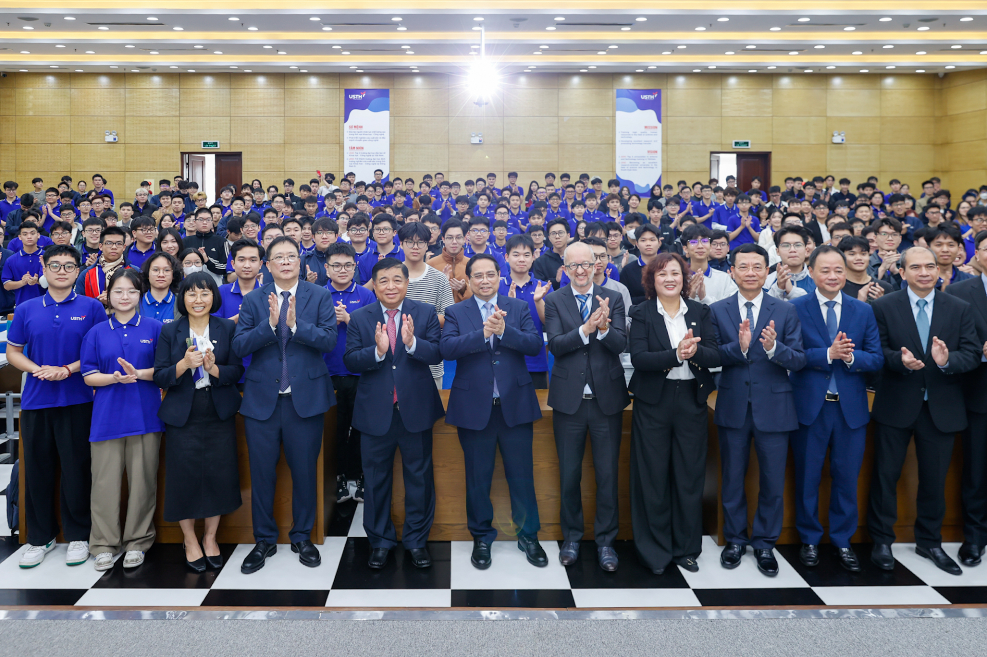 Thủ tướng chụp ảnh lưu niệm cùng các nhà giáo và sinh viên Đại học Công nghệ Hà Nội. Ảnh: VGP