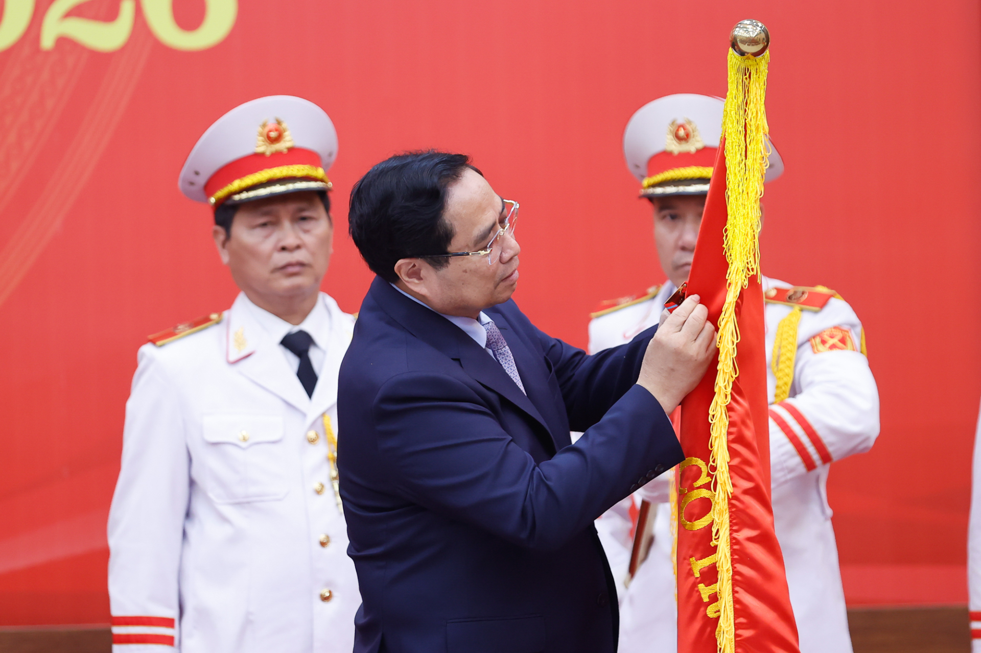 Thủ tướng Phạm Minh Chính thay mặt lãnh đạo Đảng, Nhà nước trao Huân chương Lao động hạng Nhất tặng Viện Hàn lâm Khoa học và Công nghệ Việt Nam. Ảnh: VGP