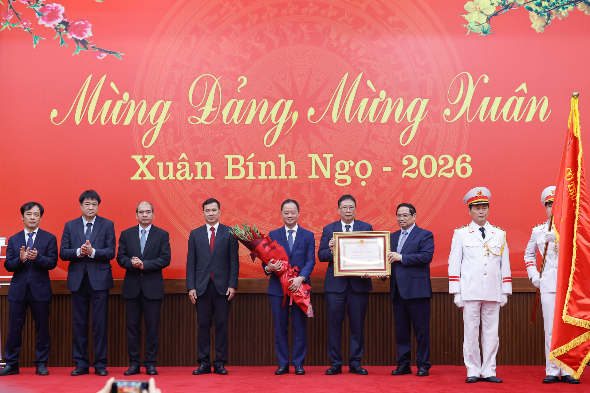 Thủ tướng Phạm Minh Chính thay mặt lãnh đạo Đảng, Nhà nước trao bằng chứng nhận Huân chương Lao động hạng Nhất tặng Viện Hàn lâm Khoa học và Công nghệ Việt Nam. Ảnh: VGP