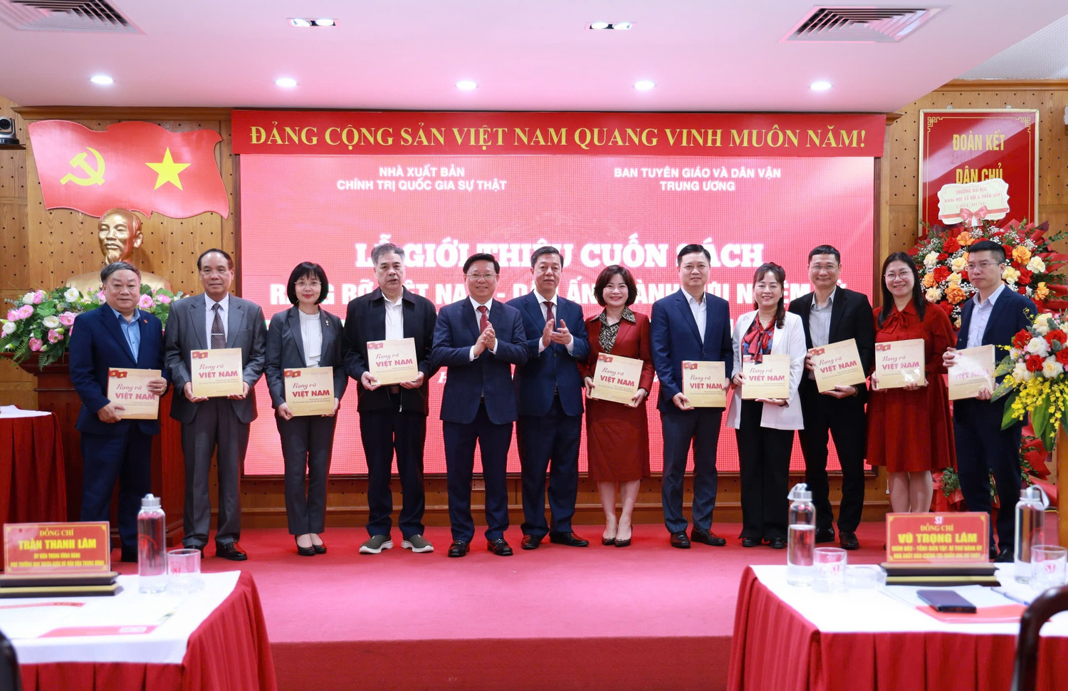Ông Trần Thanh Lâm, Ủy viên Trung ương Đảng, Phó Trưởng ban Tuyên giáo và Dân vận Trung ương trao tặng sách “Rạng rỡ Việt Nam - Dấu ấn thành tựu nhiệm kỳ Đại hội đại biểu toàn quốc lần thứ XIII của Đảng” cho các đại biểu. Ảnh: ND