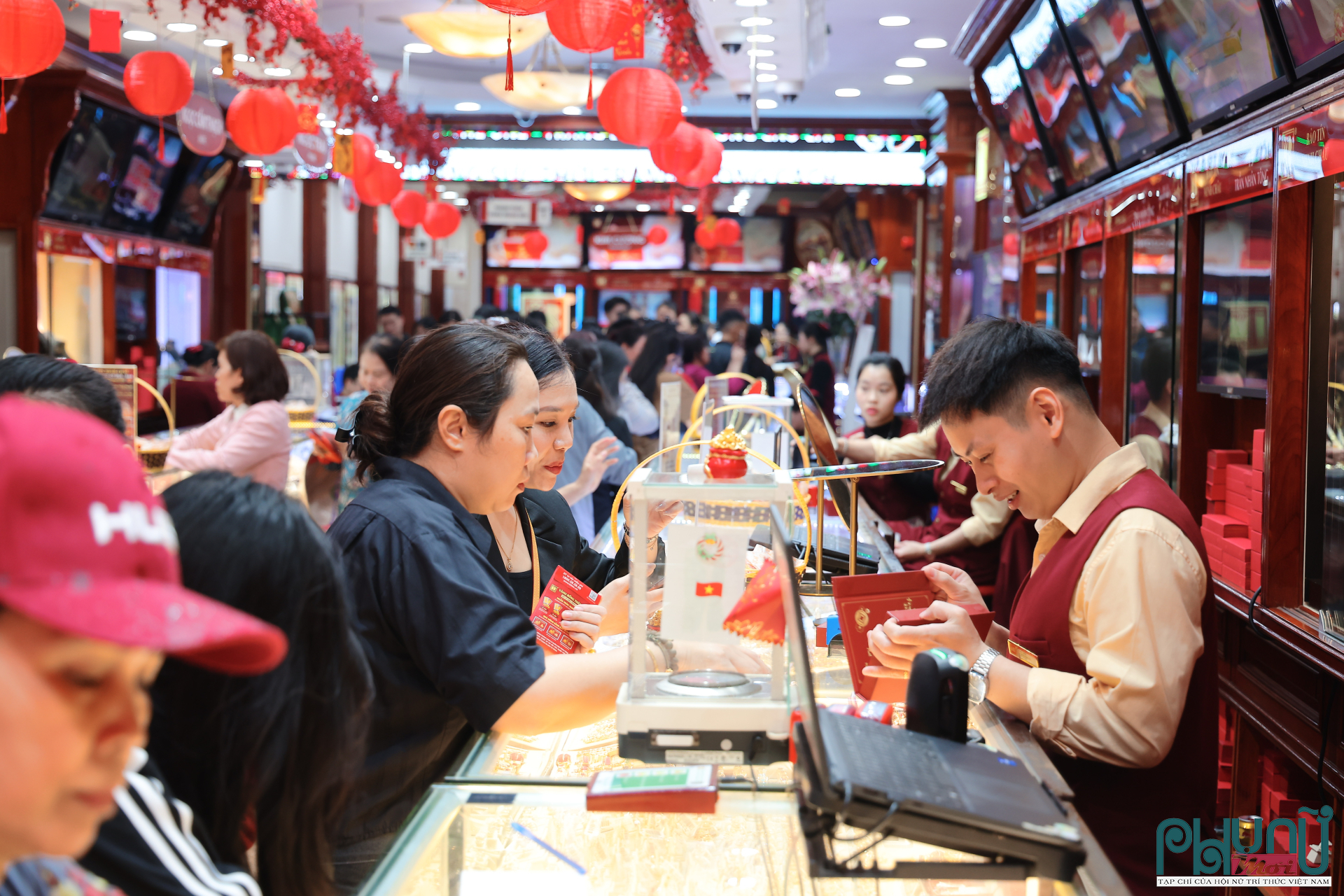 Trước lượng khách đổ về ngày càng đông, đội ngũ nhân viên tại các cửa hàng vàng phải làm việc liên tục, gần như không có phút nghỉ. Từ khâu phát số thứ tự, tư vấn sản phẩm, cân đo, xuất hóa đơn đến thanh toán, mọi quy trình đều được triển khai khẩn trương nhưng vẫn bảo đảm chính xác.