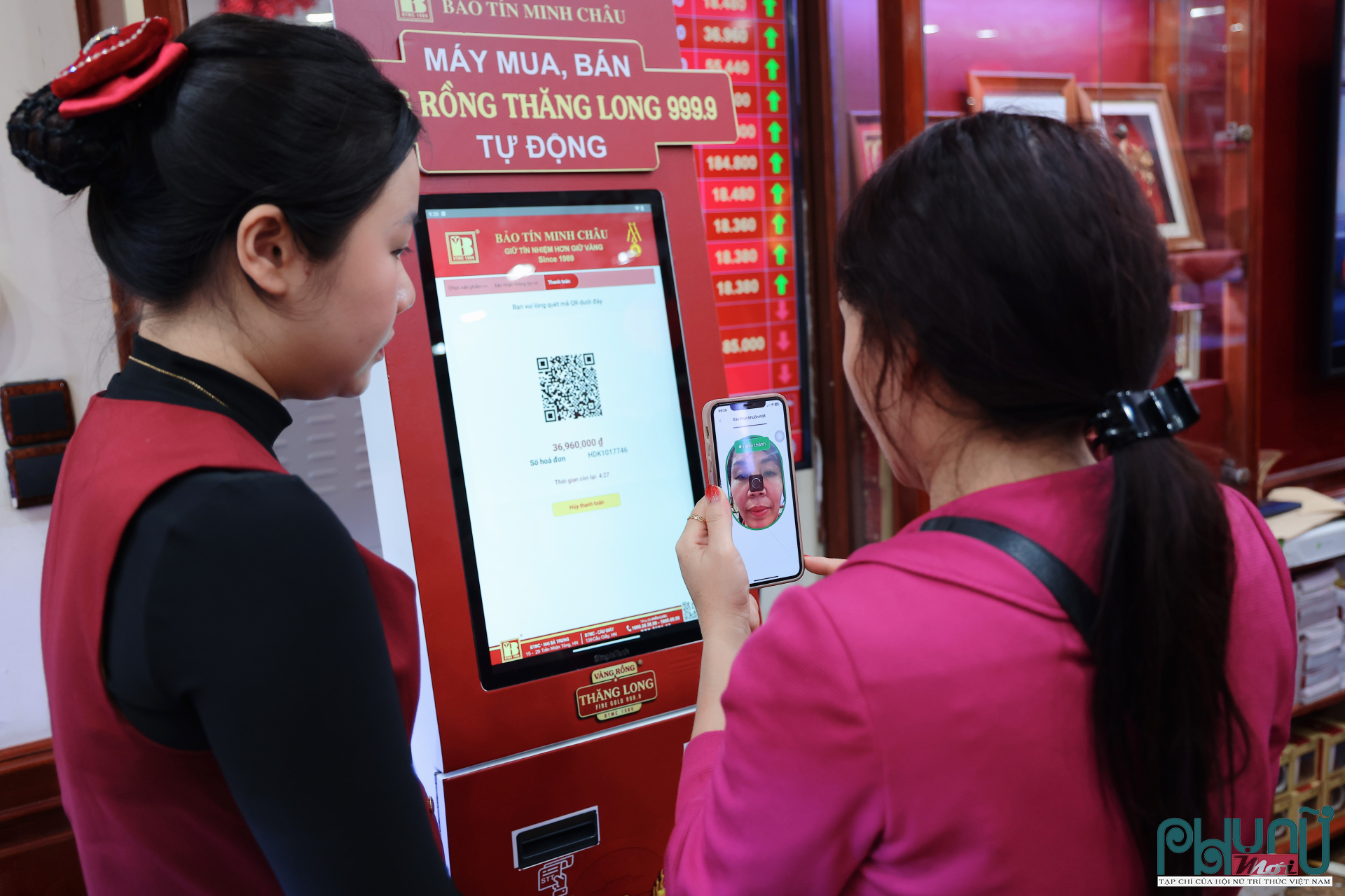 Nhân viên Bảo Tín Minh Châu hướng dẫn khách hàng sử dụng hệ thống máy mua bán vàng tự động