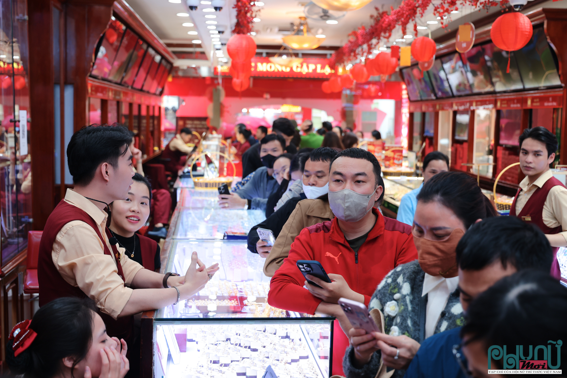 Từng hàng người nối dài, ken kín các quầy giao dịch, tay cầm sẵn tiền mặt hoặc phiếu chờ, mắt dõi theo bảng điện tử cập nhật giá vàng liên tục.