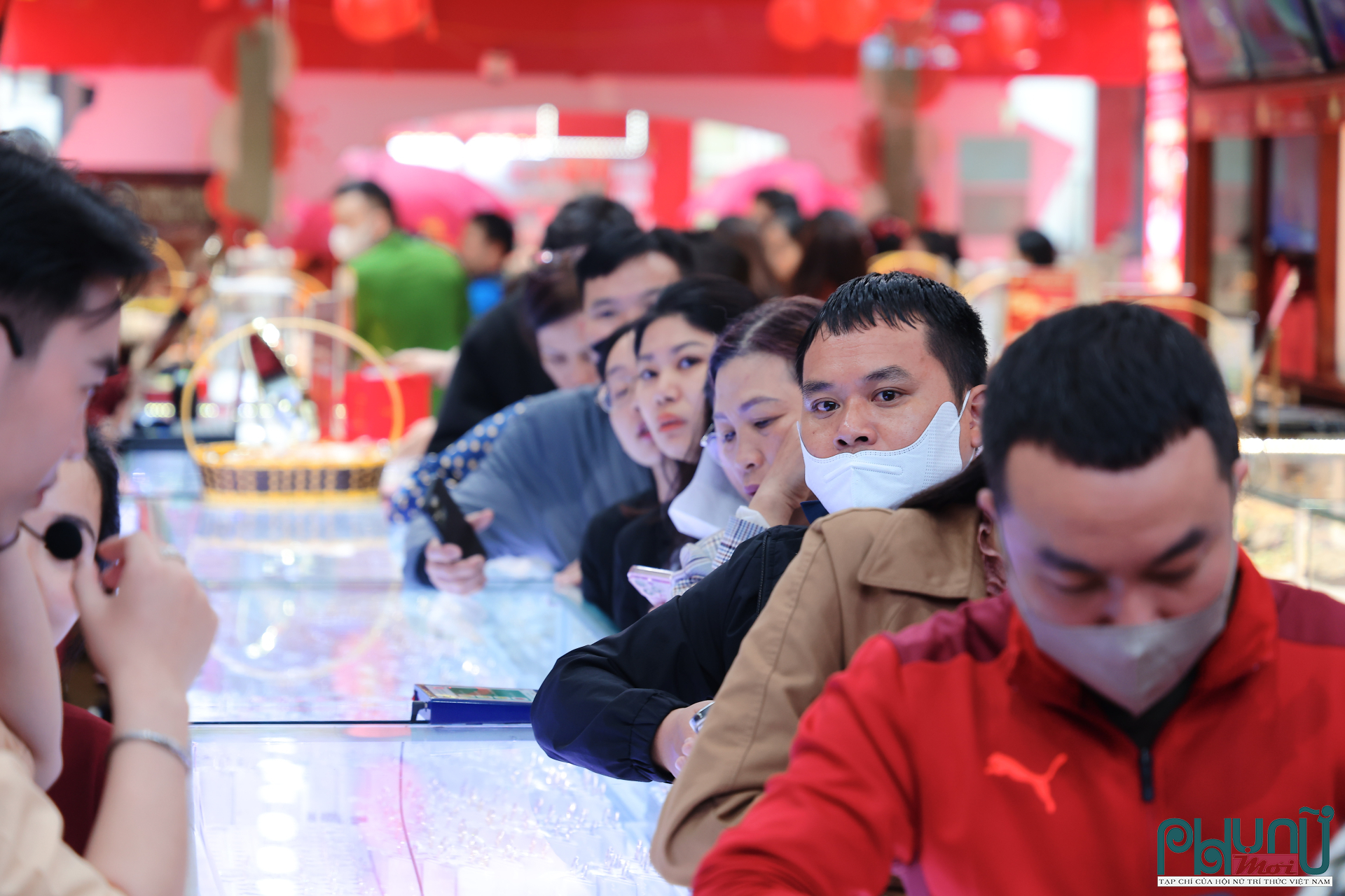 Trong khi đó, vàng nhẫn trơn 9999 của Bảo Tín Minh Châu tăng 300.000 đồng mỗi lượng, lên 181,8 – 184,8 triệu đồng/lượng. Vàng trang sức 24K (9999) của Bảo Tín Mạnh Hải tăng 300.000 đồng ở chiều mua vào (179,8 triệu đồng/lượng) và tăng 400.000 đồng ở chiều bán ra (183,8 triệu đồng/lượng). Ngược lại, vàng nhẫn trơn 9999 của PNJ giảm 400.000 đồng/lượng, còn 181,8 – 184,8 triệu đồng/lượng; vàng nhẫn tròn Phú Quý 9999 giảm 300.000 đồng, giao dịch ở mức 181,5 – 184,5 triệu đồng/lượng.