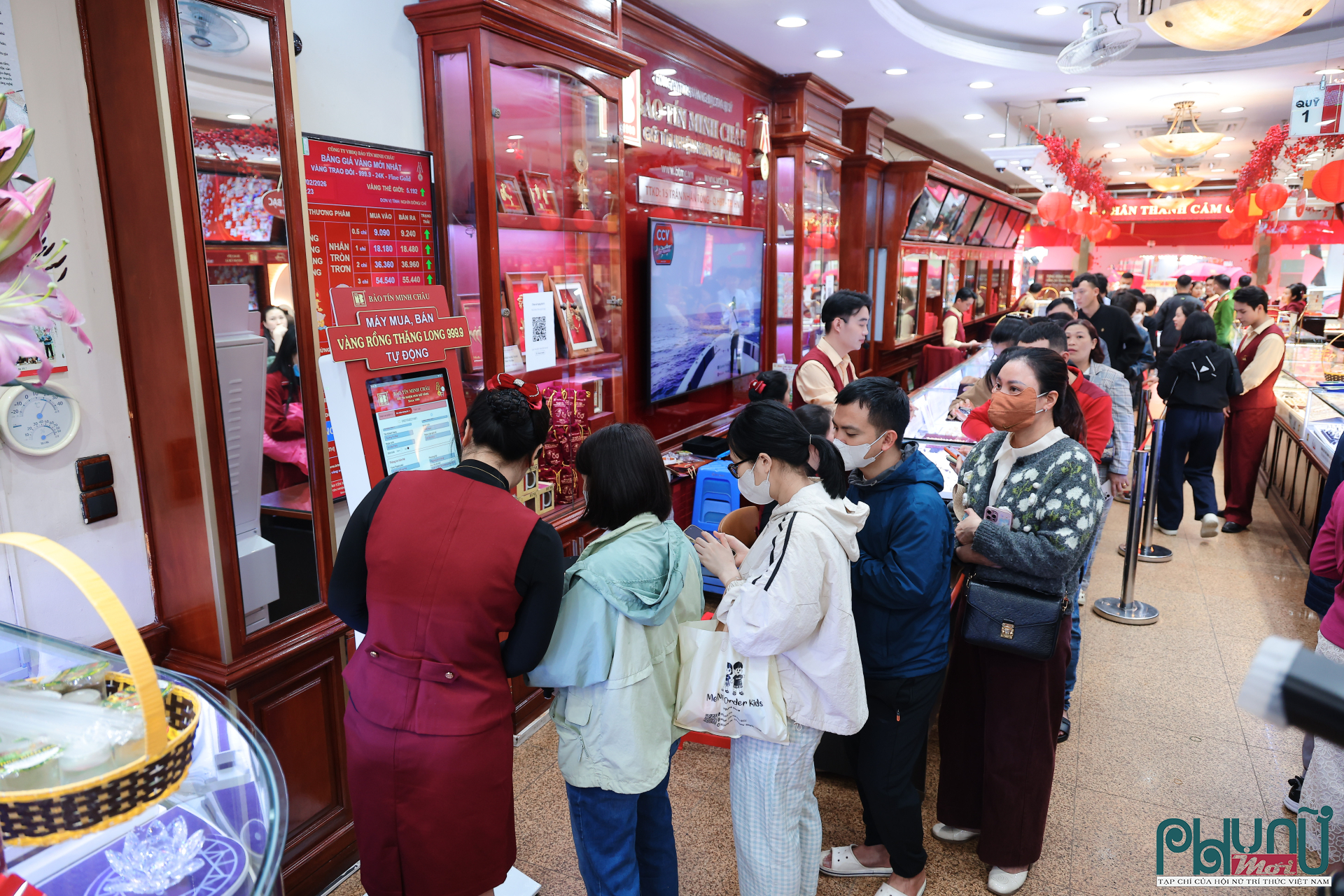 Bảo Tín Minh Châu đã chuẩn bị hệ thống máy mua bán vàng tự động, giúp khách hàng giao dịch nhanh chóng, thuận tiện và tiết kiệm thời gian.