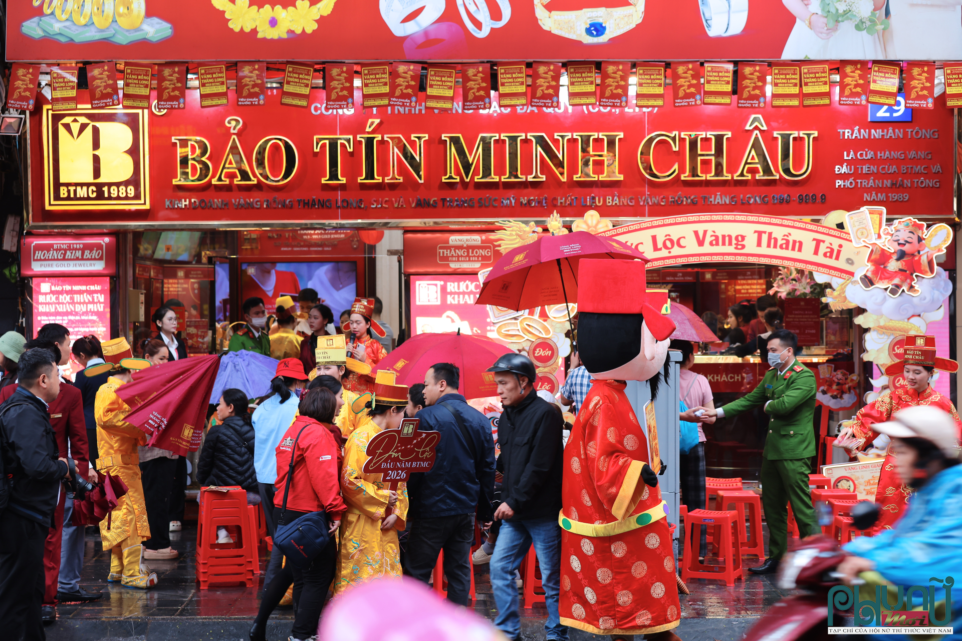 Từ khoảng 5 giờ, khu vực phố Trần Nhân Tông (quận Hai Bà Trưng, Hà Nội) đã đông nghịt người. Trước cửa các thương hiệu lớn như SJC, DOJI, Bảo Tín Minh Châu và Bảo Tín Mạnh Hải, khách hàng xếp hàng trật tự, chờ đến lượt mua vàng trong ngày vía Thần Tài.