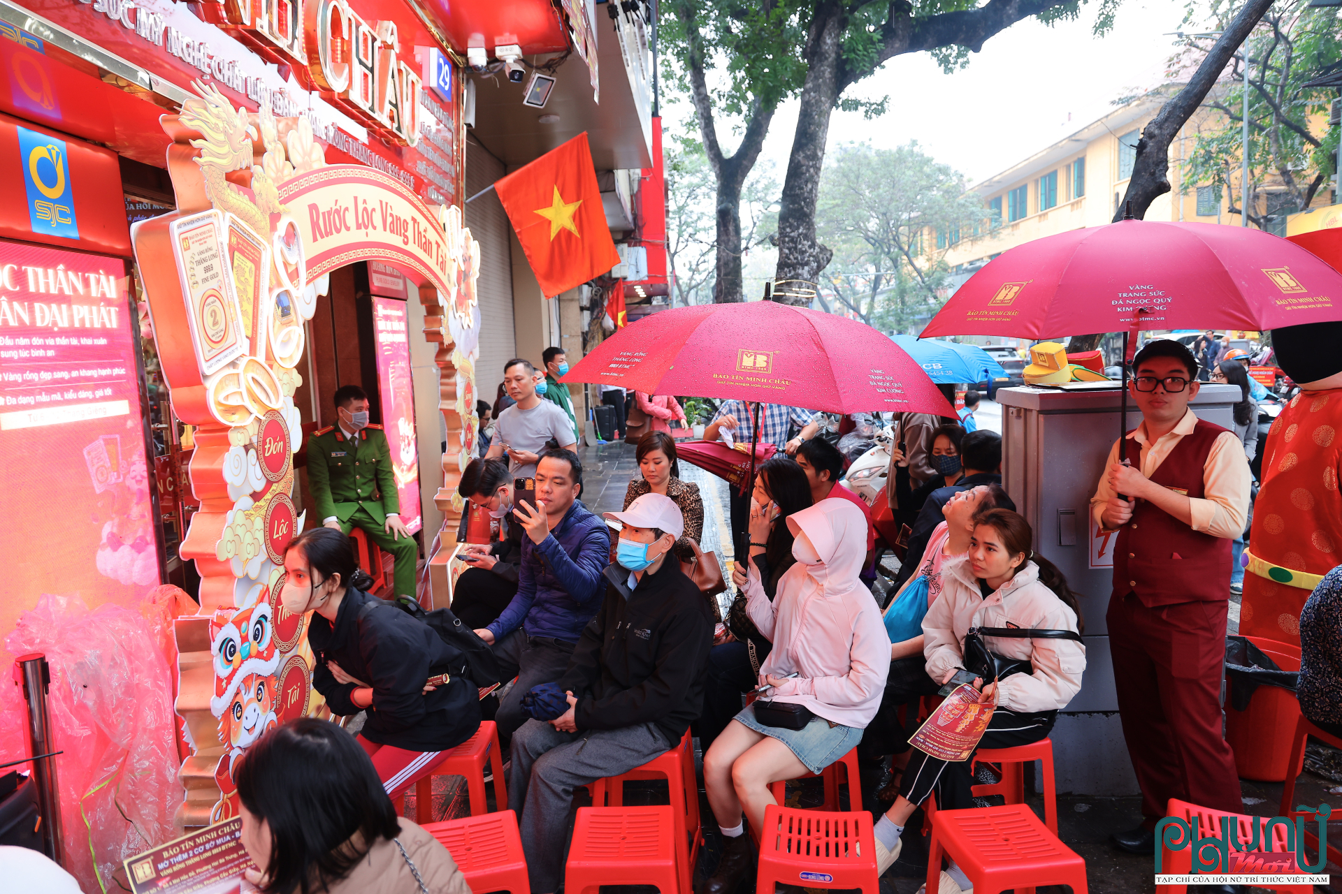 Theo ghi nhận, lượng khách tập trung đông nhất trong khung giờ 7–10 giờ sáng. Nhân viên liên tục che ô hướng dẫn, phát số thứ tự và phân luồng để đảm bảo an ninh, trật tự. Một số doanh nghiệp tăng cường quầy giao dịch, bổ sung nhân sự và kéo dài thời gian mở cửa nhằm đáp ứng nhu cầu cao điểm.