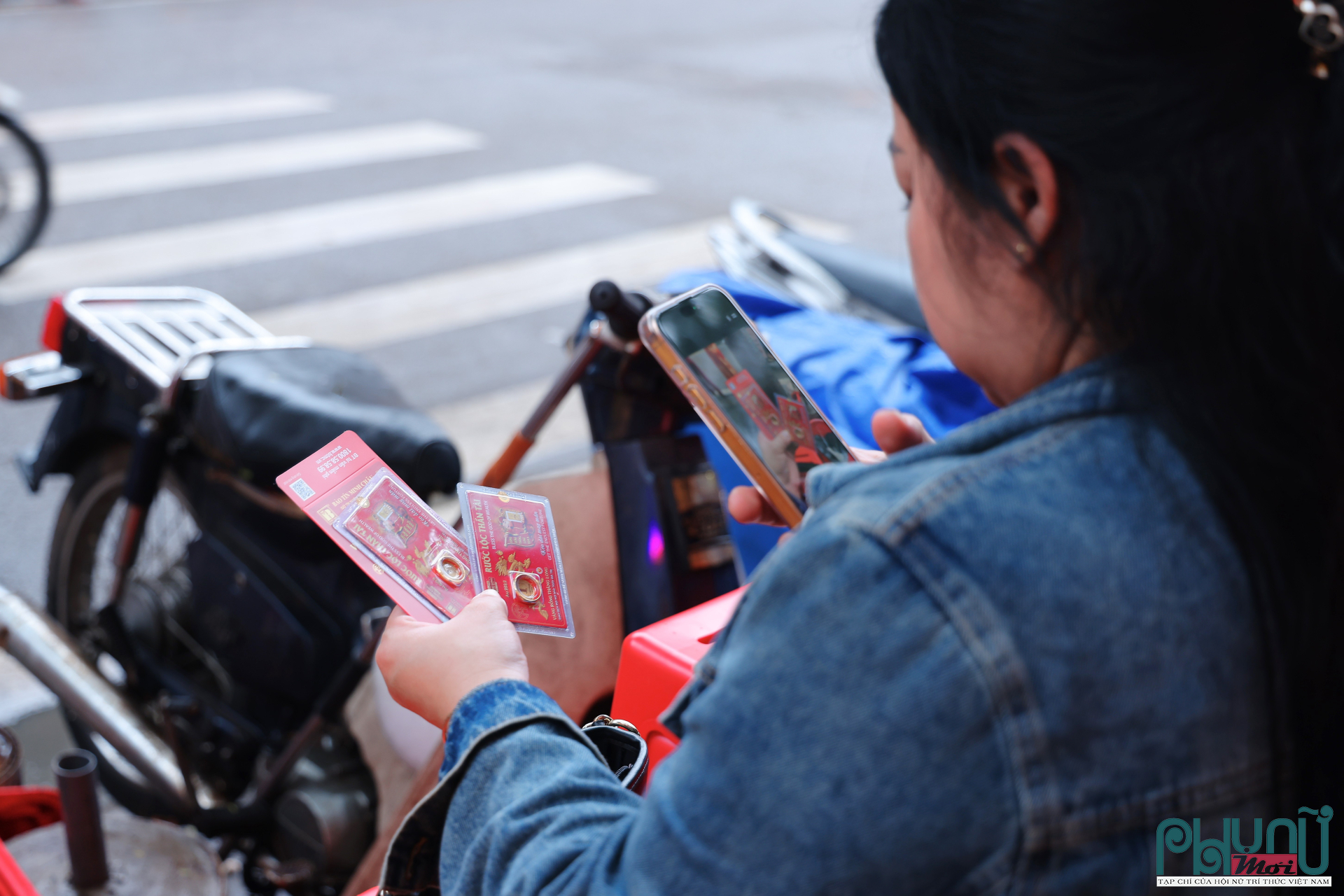 Giữa dòng người tấp nập, chị Diệu Huyền rạng rỡ khi hoàn tất giao dịch sau gần 3 giờ chờ đợi. “Tôi đến từ 7 giờ sáng, khi trời còn mưa phùn. Gần 10 giờ mới mua xong 2 chỉ vàng nhẫn. Năm nay đông hơn mọi năm”, chị chia sẻ.