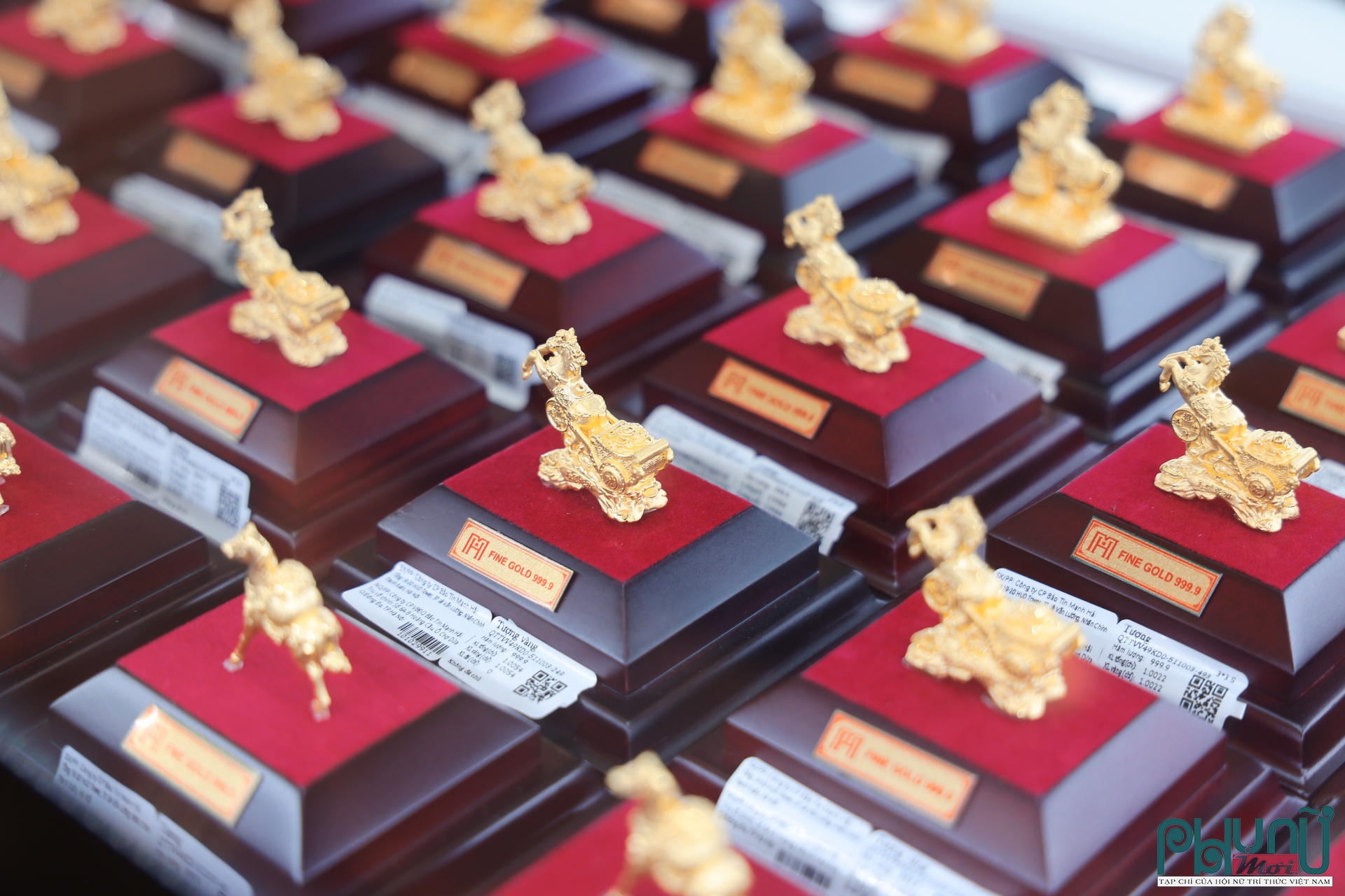 Ở phân khúc vàng nhẫn và vàng trang sức 9999, diễn biến có sự phân hóa. Nhẫn tròn 9999 Hưng Thịnh Vượng giao dịch ở mức 181,9 – 184,9 triệu đồng/lượng (mua vào – bán ra), giảm 300.000 đồng/lượng. Vàng nhẫn SJC 9999 theo chỉ được niêm yết 181,5 – 184,5 triệu đồng/lượng, cũng giảm 300.000 đồng.