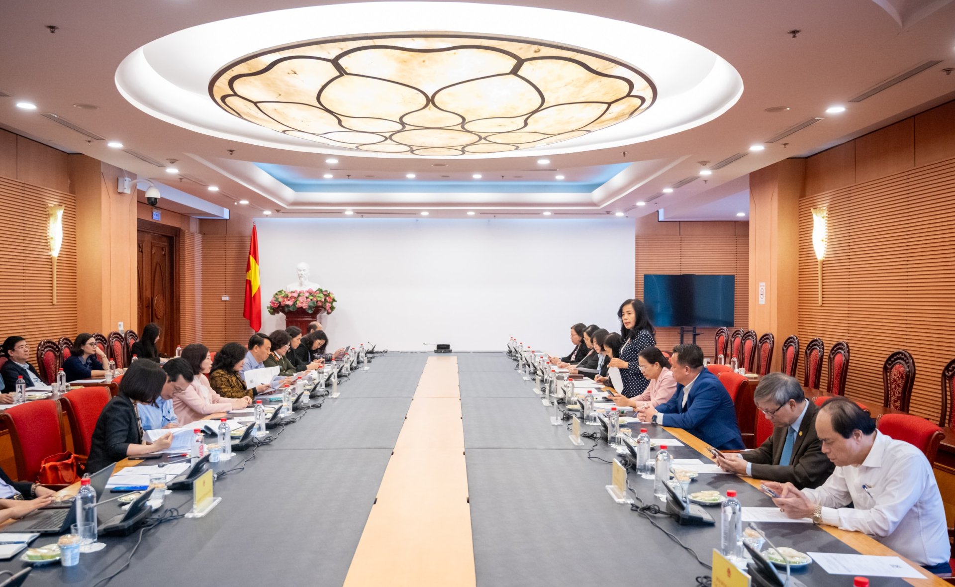 Thẩm tra báo cáo của Chính phủ về kết quả thực hiện các mục tiêu quốc gia về bình đẳng giới năm 2025. Ảnh: ĐBND