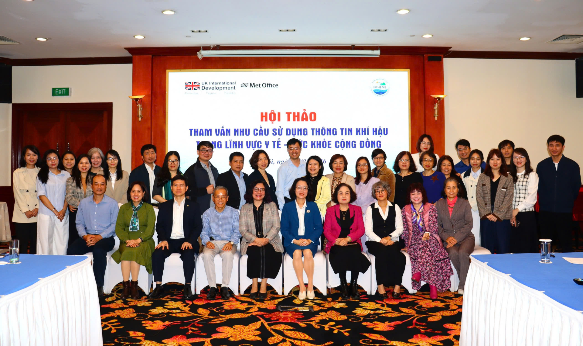 Các đại biểu chụp ảnh lưu niệm