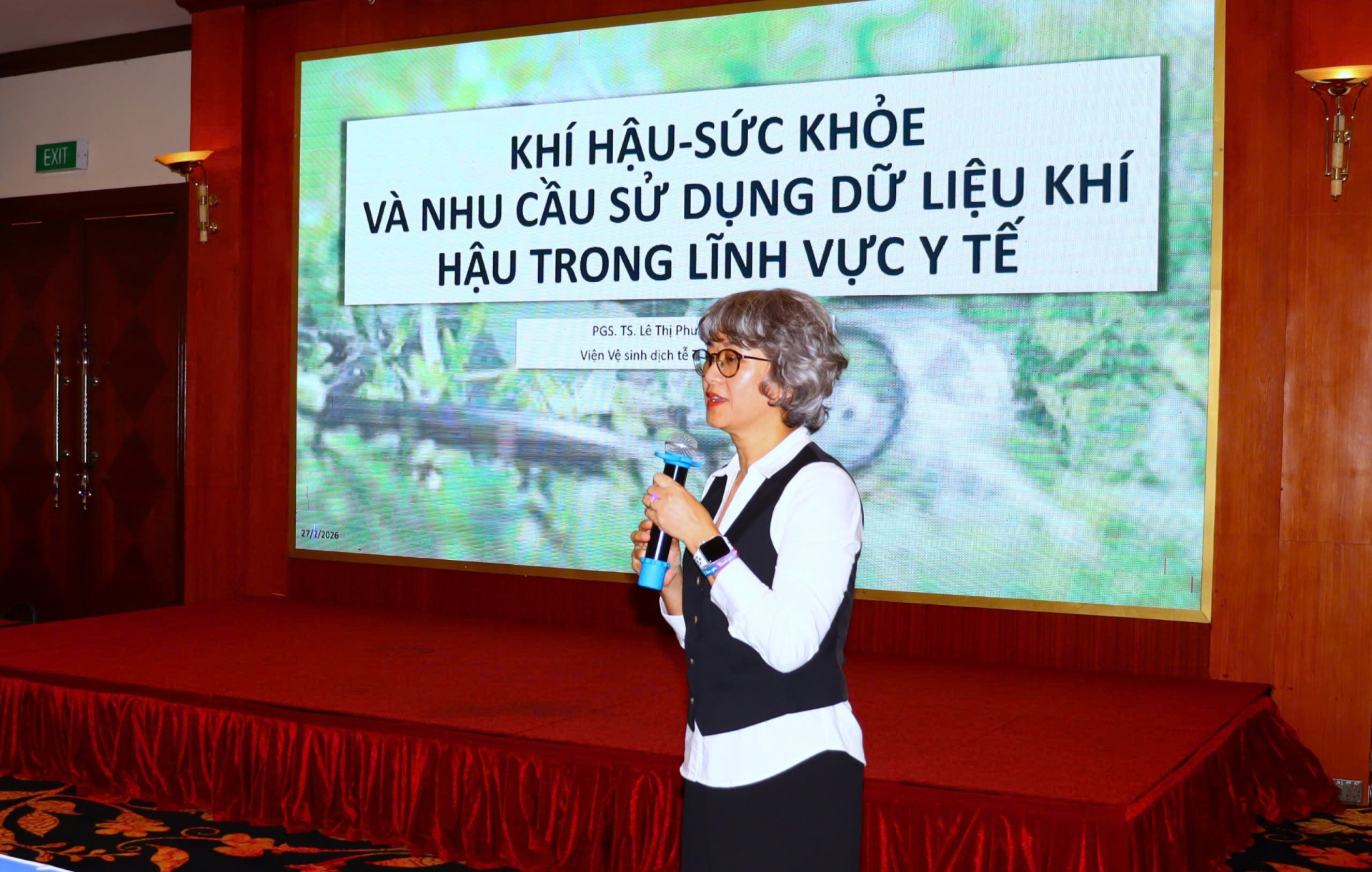 PGS.TS. Lê Thị Phương Mai (Viện Vệ sinh Dịch tễ Trung ương) trình bày tham luận về nhu cầu sử dụng thông tin khí hậu trong lĩnh vực y tế – sức khỏe cộng đồng