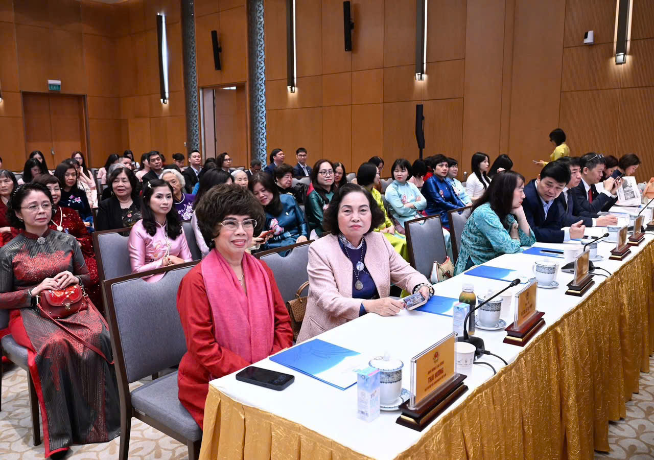 GS.TS Lê Thị Hợp, Chủ tịch Hội Nữ trí thức Việt Nam (thứ hai từ trái- hàng đầu) tham dự lễ trao Giải thưởng Kovalevskaia 2025.