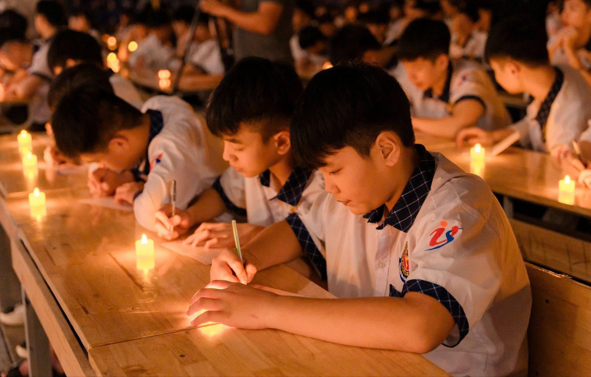 Khoảnh khắc những học sinh đối diện với chính mình, viết nên lời tri ân gửi mẹ trong 20 phút tĩnh lặng của đêm 