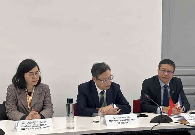 Đại sứ Trịnh Đức Hải (giữa) và Thứ trưởng Bộ KHCN Lê Xuân Định (phải) trong buổi làm việc với MEDEF. Ảnh: TTXVN