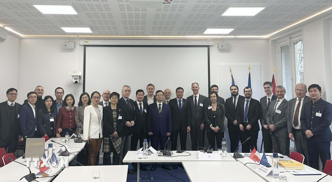 Đoàn công tác Việt Nam chụp ảnh lưu niệm cùng lãnh đạo MEDEF và đại diện các doanh nghiệp Pháp. Ảnh: TTXVN