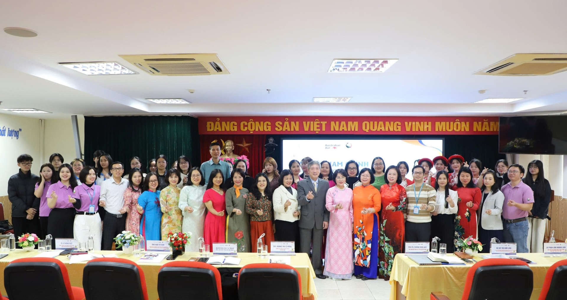 Các đại biểu chụp ảnh lưu niệm. Ảnh: ĐBND