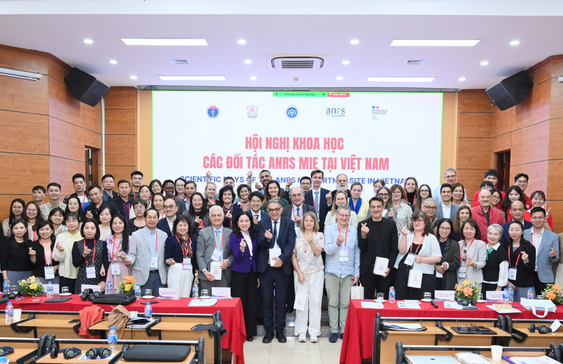 Các đại biểu chụp ảnh lưu niệm. Ảnh: DH Y HN