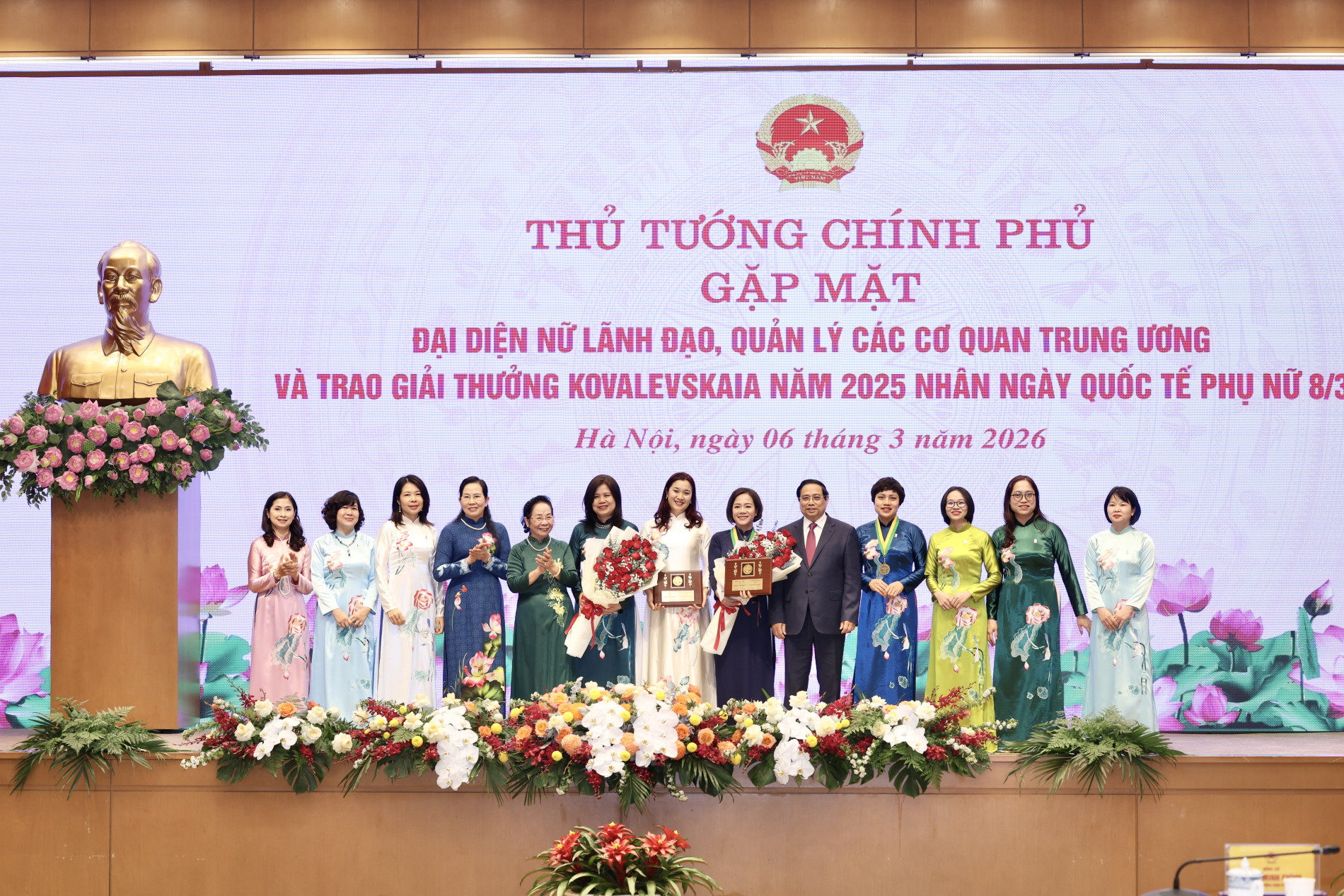 Thủ tướng Phạm Minh Chính, Nguyên Phó Chủ tịch nước Nguyễn Thị Doan trao Giải thưởng Kovalevskaia năm 2025 tặng tập thể các nhà khoa học nữ thuộc Khoa Kỹ thuật Thực phẩm, Trường Hóa và Khoa học sự sống, Đại học Bách khoa Hà Nội