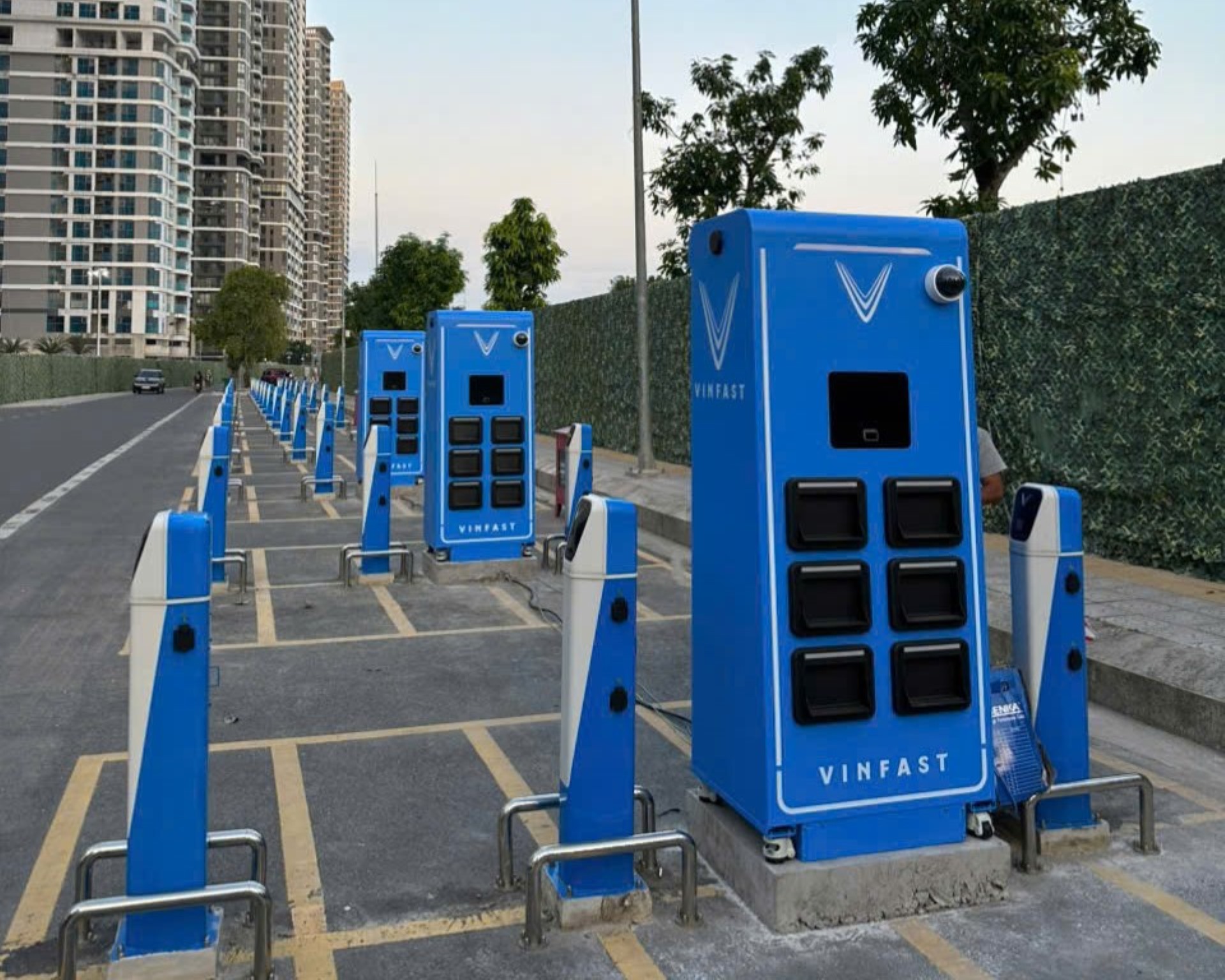 Công nghệ đổi pin tiện lợi, combo quà tặng nặng tay: VinFast Viper tăng sức nóng trước “giờ chót” ưu đãi