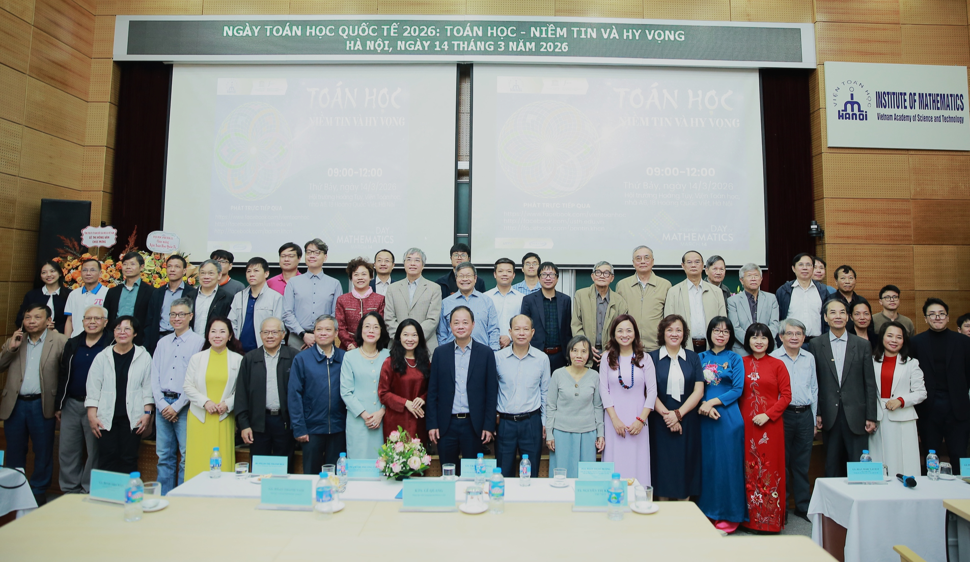 Các đại biểu chụp ảnh lưu niệm. Ảnh: VGP