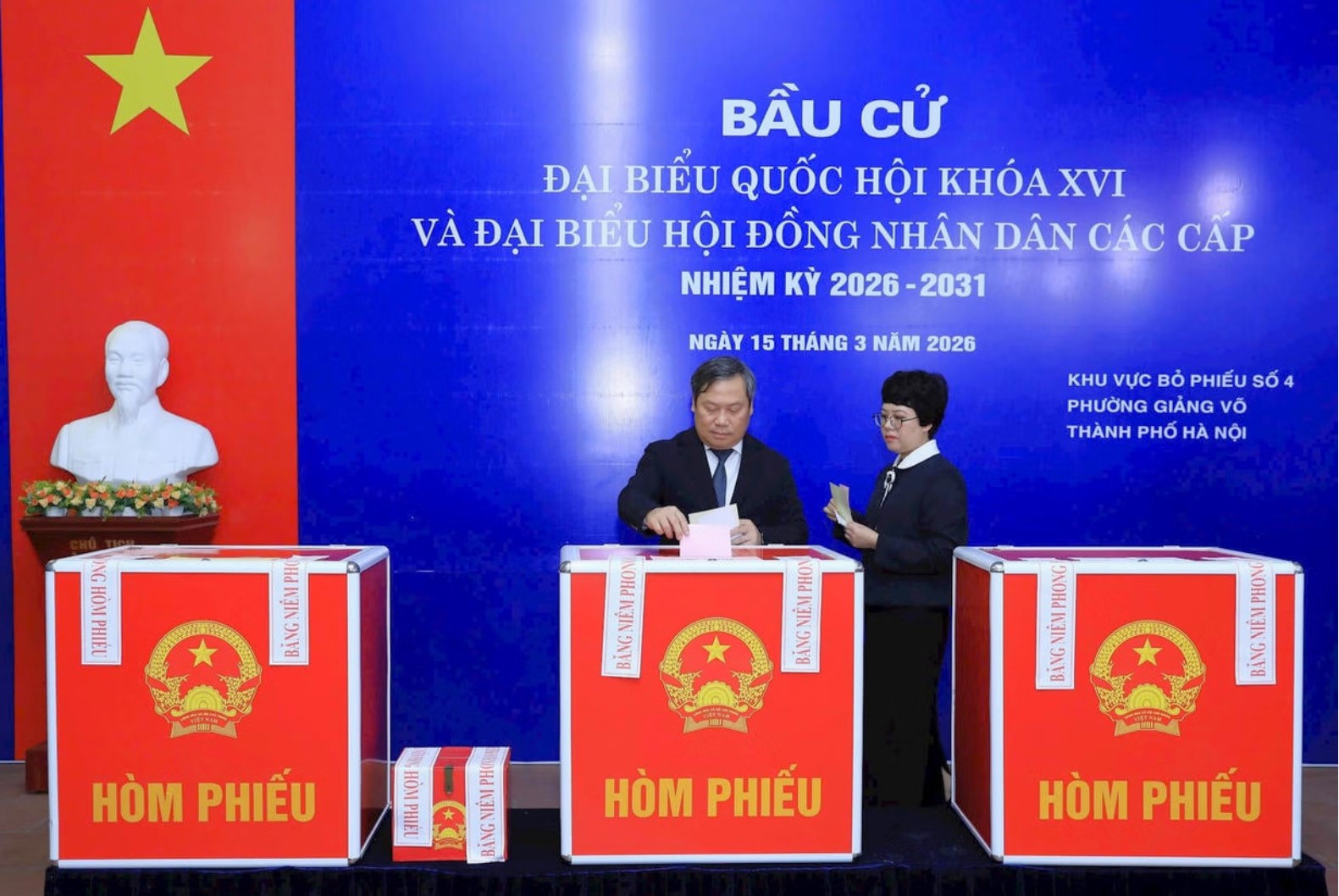 Chủ tịch UBND TP Hà Nội Vũ Đại Thắng tham gia bỏ phiếu tại Khu vực bỏ phiếu số 4, phường Giảng Võ. Ảnh: Đình Hiệp