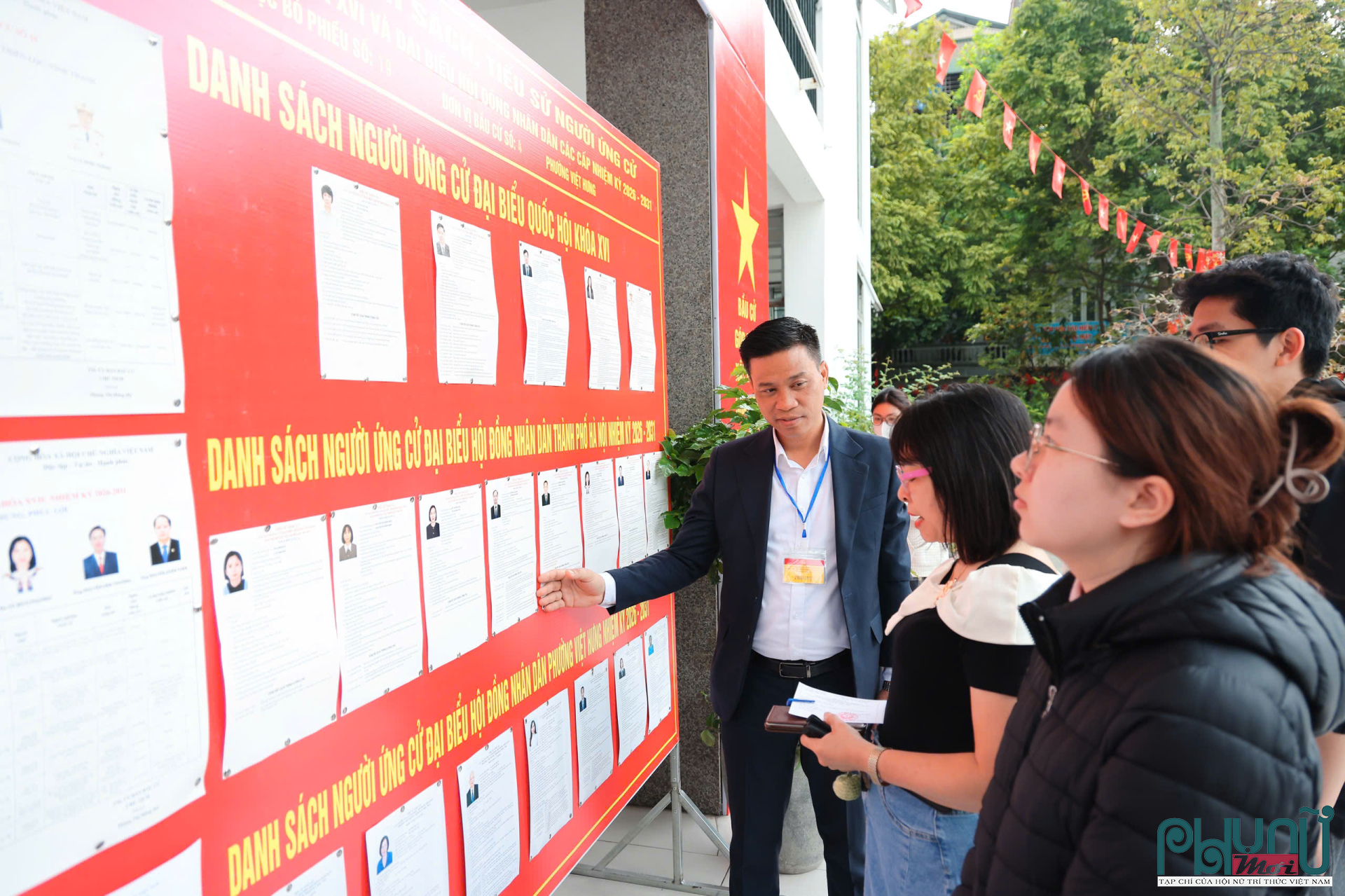 Các thành viên tổ bầu cử hướng dẫn cử tri thực hiện các bước kiểm tra danh sách, nhận phiếu và bỏ phiếu theo đúng quy định tại khu vực bầu cử số 19 thuộc phường Việt Hưng (TP Hà Nội)