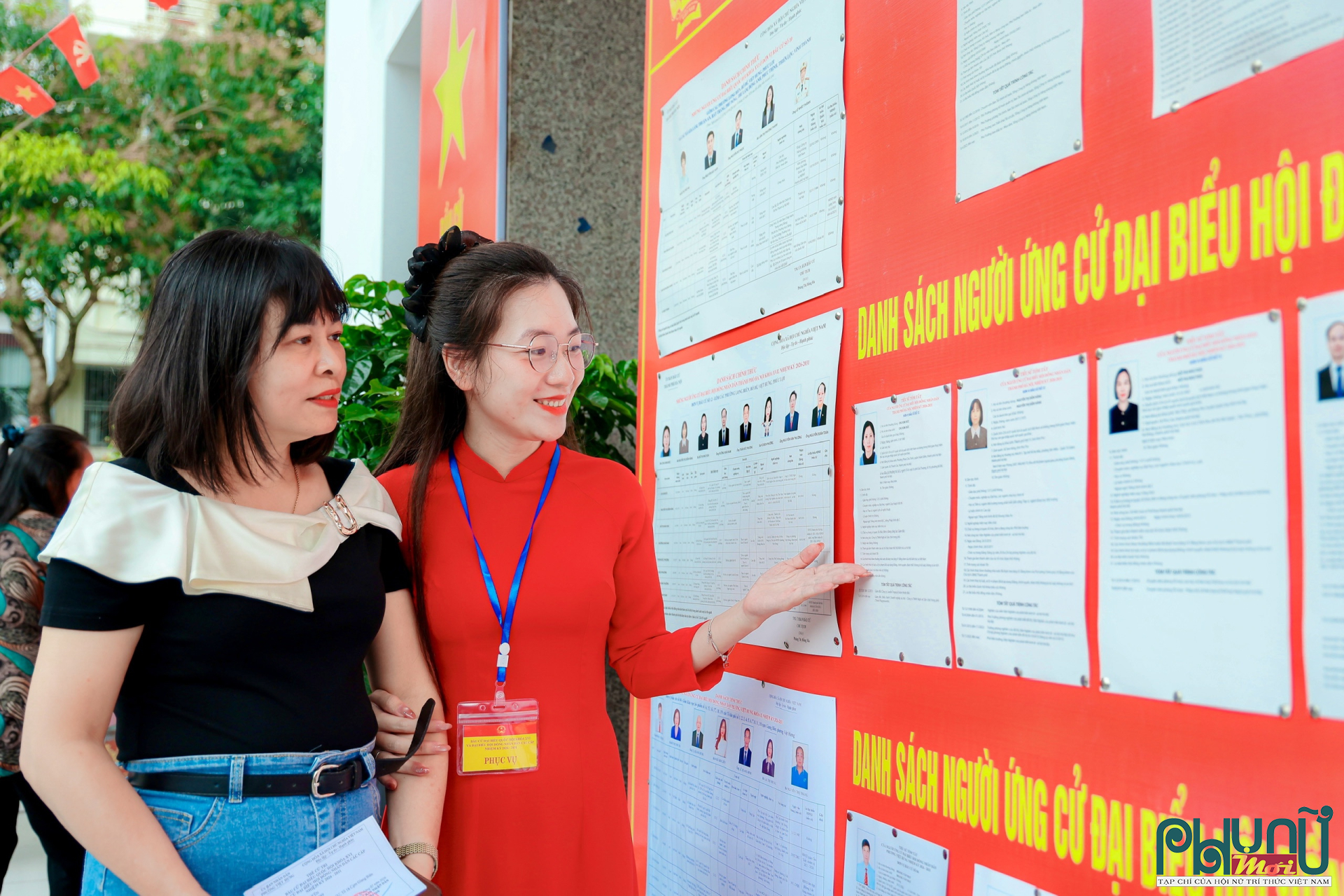 Các thành viên tổ bầu cử hướng dẫn cử tri thực hiện các bước kiểm tra danh sách, nhận phiếu và bỏ phiếu theo đúng quy định tại khu vực bầu cử số 19 thuộc phường Việt Hưng (TP Hà Nội)