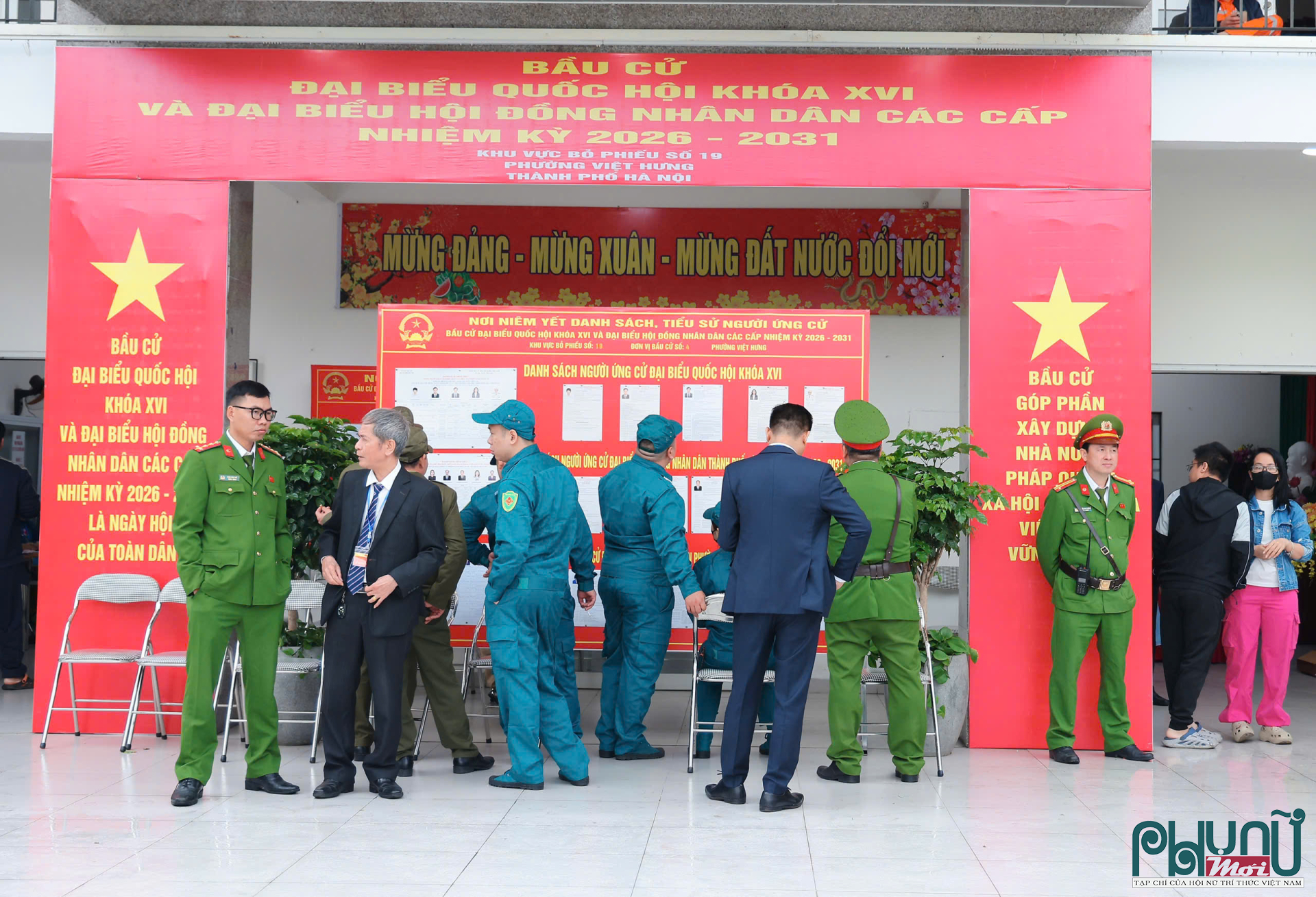 Các lực lượng chức năng được bố trí thường trực, sẵn sàng thực hiện nhiệm vụ nhằm bảo đảm cuộc bầu cử diễn ra an toàn, trật tự.