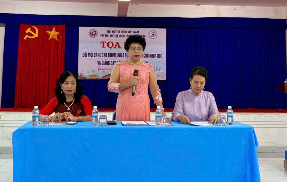   Đoàn chủ tọa tọa đàm gồm: NGƯT.PGS.TS. Nguyễn Thị Thúy Hường; TS. Trần Thị Mỹ Hạnh; TTƯT.Th.S.BS. Đinh Thị Hoan và bà Đỗ Thị Hương Sim.  