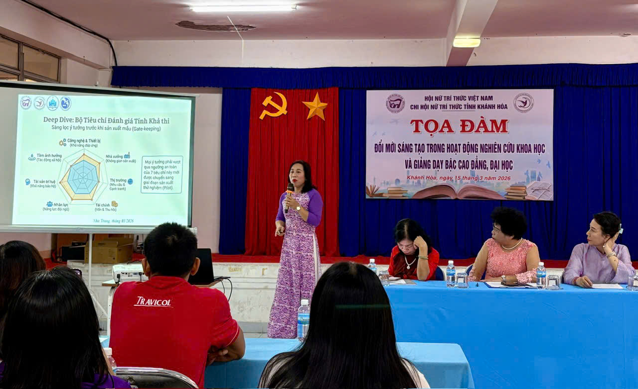 Đại biểu trình bày tham luận tại buổi tọa đàm.