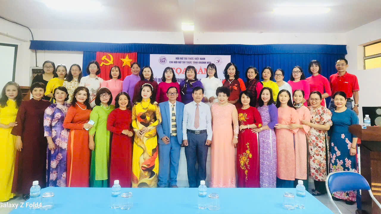 Các đại biểu chụp ảnh lưu niệm