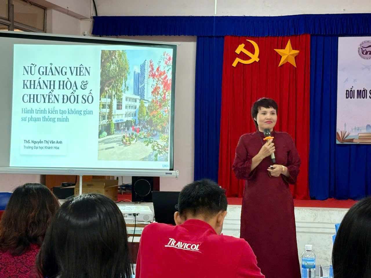 Đại biểu trình bày tham luận tại buổi tọa đàm.