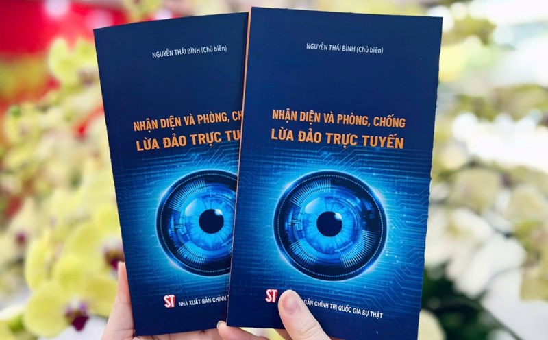 Cuốn sách “Nhận diện và phòng, chống lừa đảo trực tuyến” do Nhà xuất bản Chính trị quốc gia Sự thật phát hành, dưới sự chủ biên của Nguyễn Thái Bình. Ảnh: AV