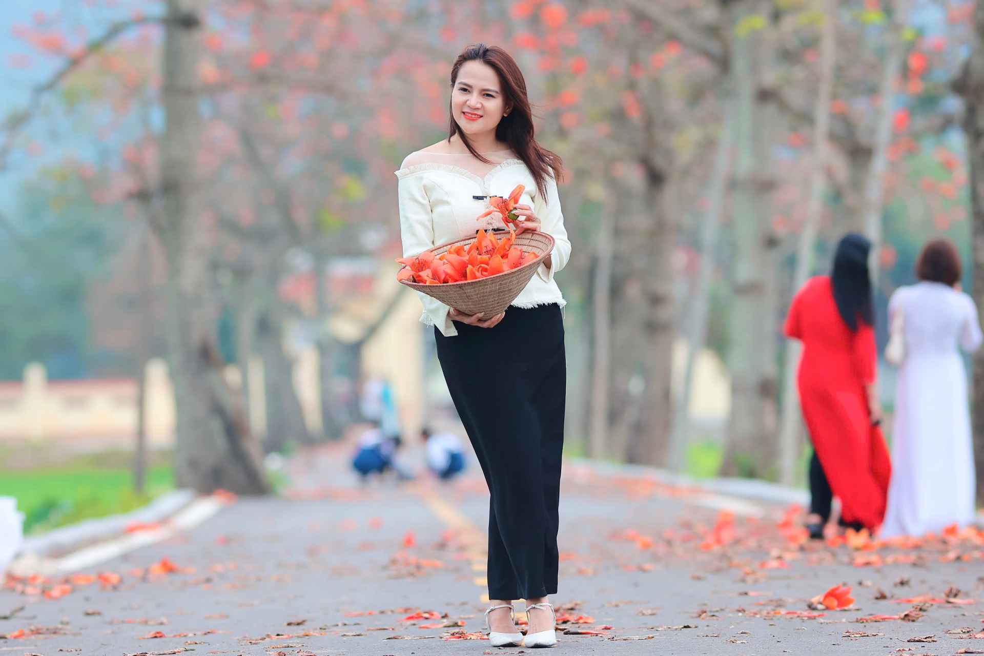 Minh Anh (32 tuổi, Hà Nội) cho biết, cô từng thấy hình ảnh Đoan Nữ trên mạng xã hội nhưng ấn tượng thực sự chỉ đến khi tận mắt chứng kiến. “Không gian ở đây rất thoáng, hoa nở dày và màu sắc nổi bật. Chụp ảnh lên vừa tự nhiên vừa có cảm giác rất ‘quê’, điều mà không phải nơi nào cũng có”, Minh Anh chia sẻ.