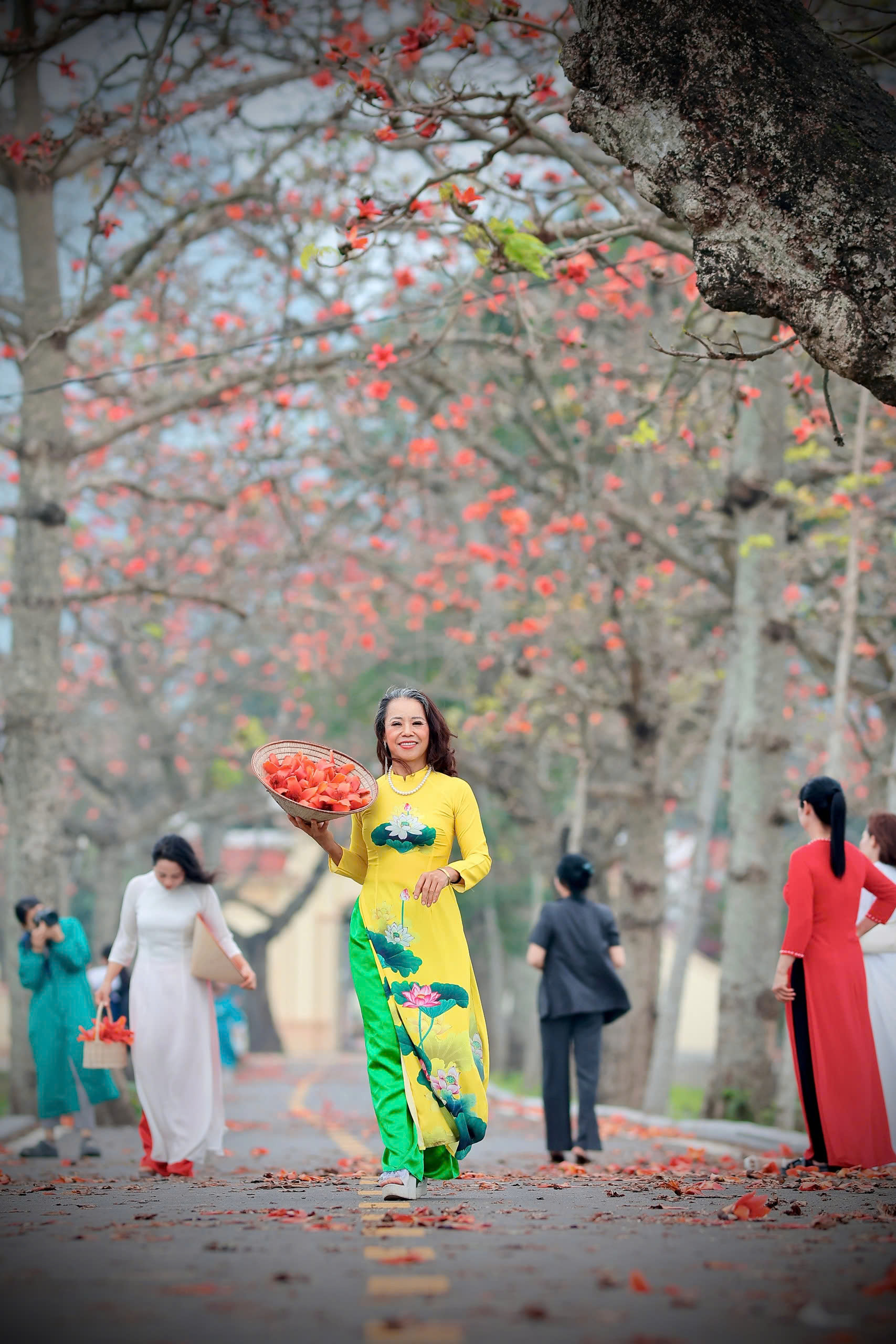 Với nhiều du khách lớn tuổi, hành trình đến Đoan Nữ còn là hành trình trở về ký ức. Bà Hoan (60 tuổi, Hà Đông) chia sẻ, trong nhịp sống ngày càng vội vã, những khoảnh khắc đứng dưới tán hoa gạo mang lại cảm giác bình yên hiếm có. “Nhìn hoa gạo là nhớ lại cả một thời tuổi thơ, từ con đường làng đến những buổi chiều nhặt hoa rơi”, bà nói.