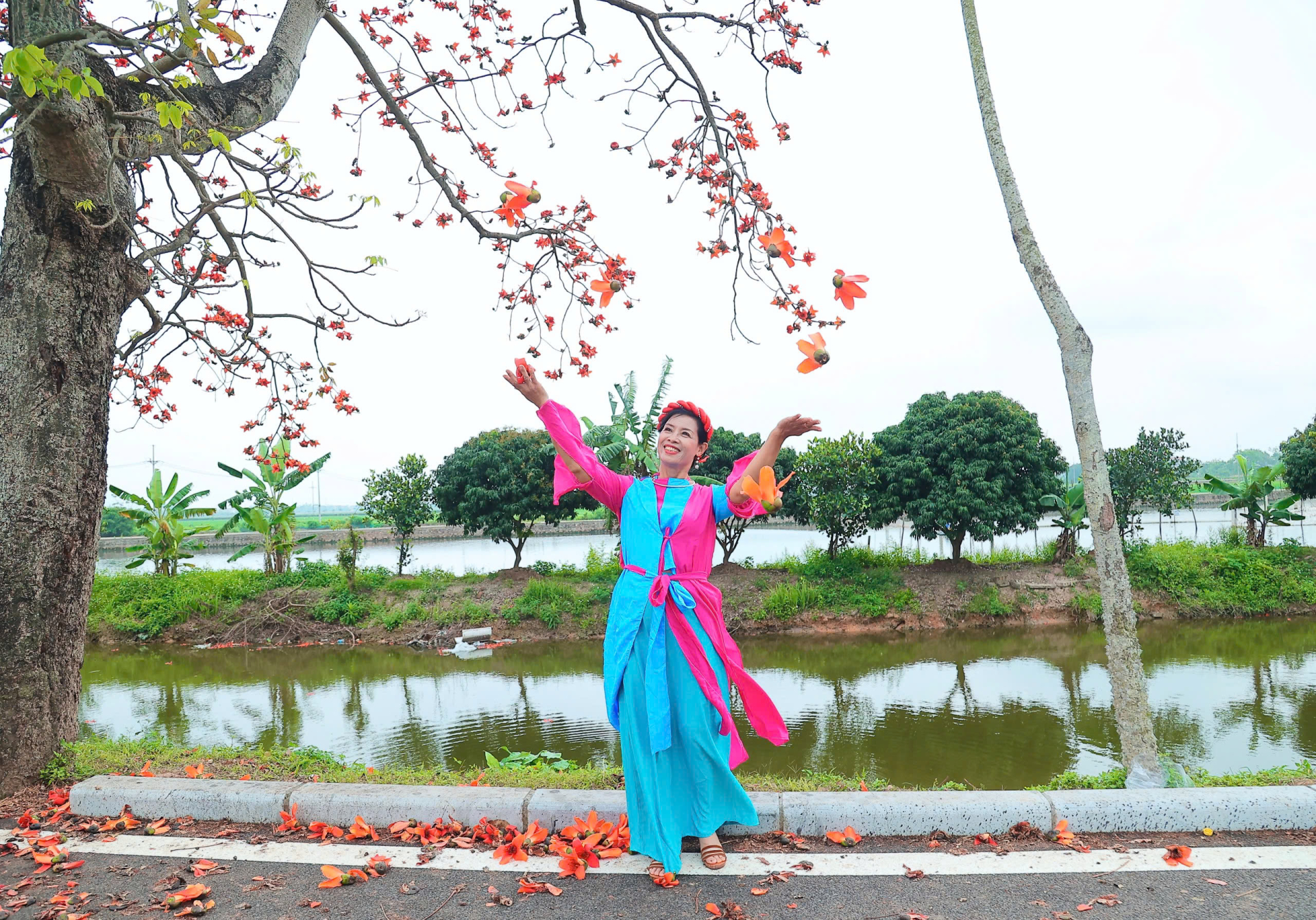 Những ngày cao điểm, lượng khách về Đoan Nữ tăng rõ rệt. Không khó để bắt gặp hình ảnh những tà áo dài, váy cổ điển hay trang phục mang phong cách đồng quê xuất hiện dưới tán hoa đỏ rực. Sự chuẩn bị kỹ lưỡng của du khách cũng cho thấy sức hấp dẫn riêng của mùa hoa ngắn ngủi này.