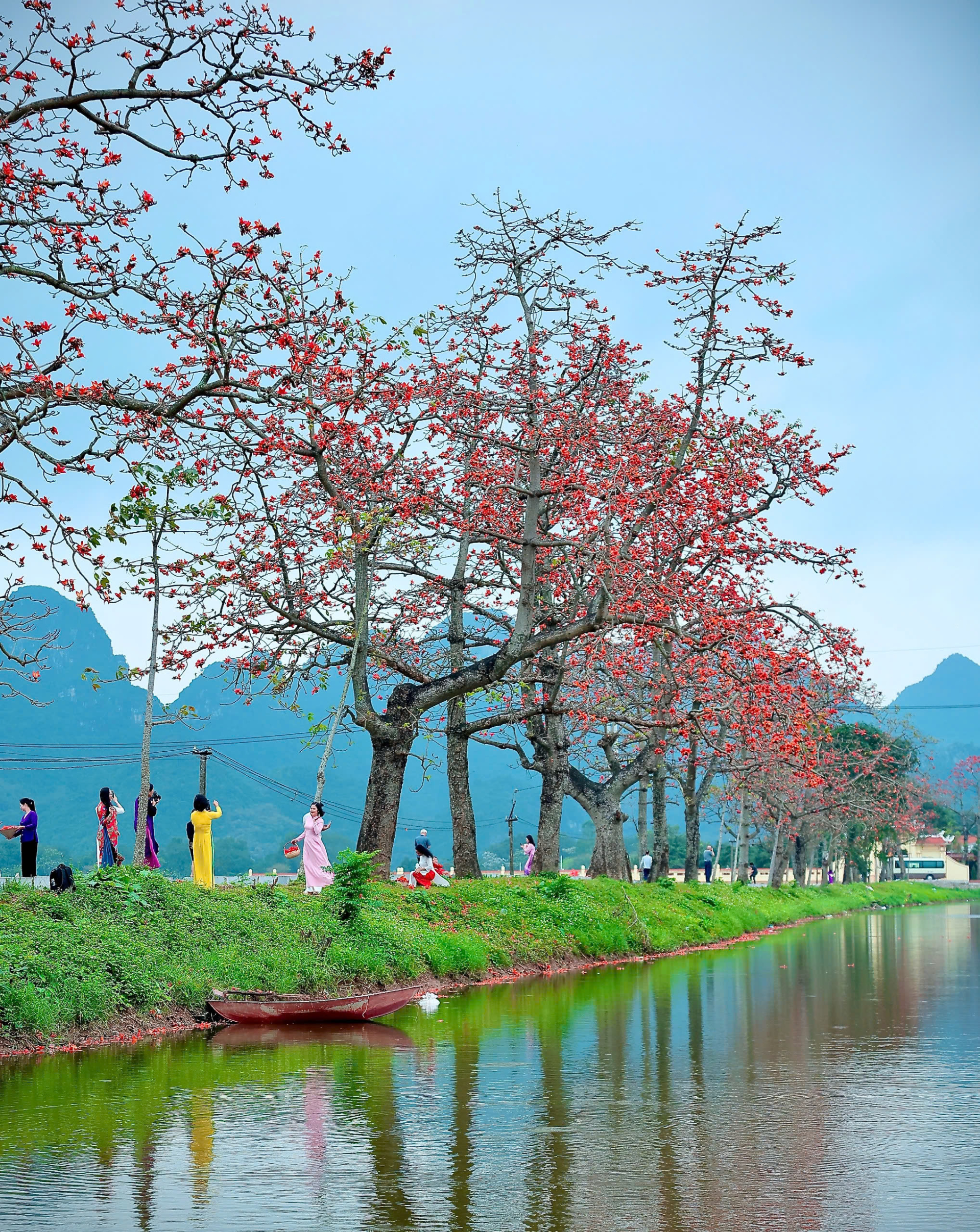 Không ồn ào như những điểm du lịch nổi tiếng, Đoan Nữ chinh phục du khách bằng sự mộc mạc. Sắc đỏ của hoa, màu xanh của ruộng đồng và nhịp sống chậm rãi của làng quê hòa quyện, tạo nên một không gian vừa gần gũi vừa giàu cảm xúc. Và mỗi mùa hoa gạo nở, nơi đây lại trở thành điểm hẹn của những ai muốn tìm lại một phần bình yên đã lùi xa trong ký ức.