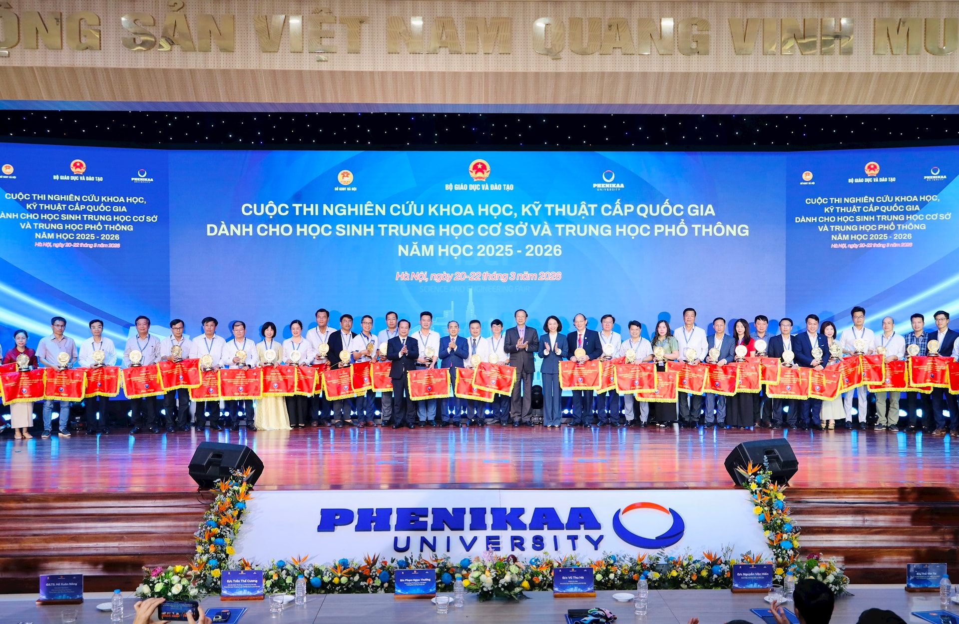 Ban tổ chức trao Cờ lưu niệm tặng các đơn vị dự thi. Ảnh: HN